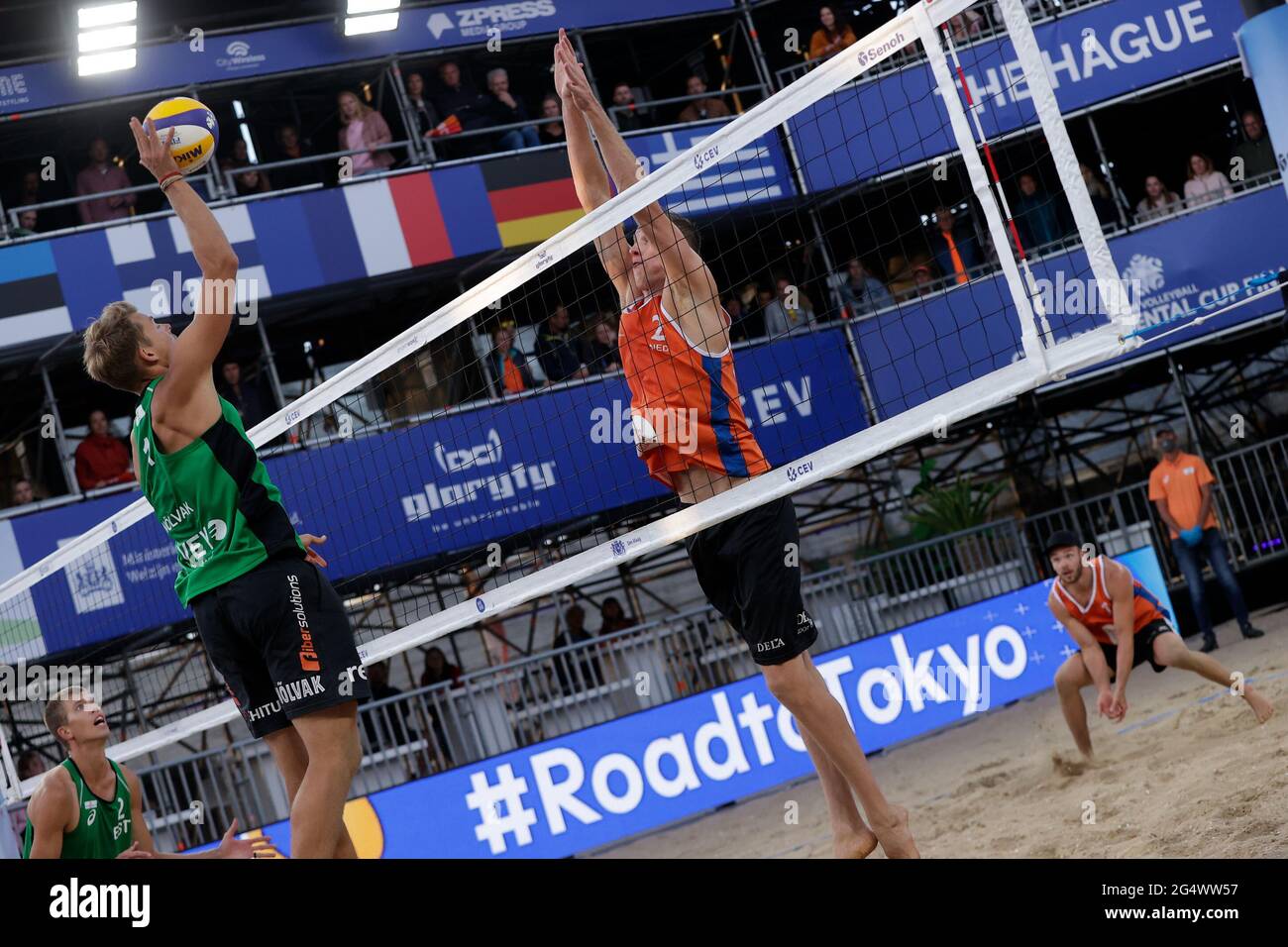 Den Haag, NIEDERLANDE - 23. JUNI: Ruben Penninga (1) aus den Niederlanden, Christiaan Varenhorst (2) aus den Niederlanden während des CEV Continental Cup Finals Beachvolleybal 2021 im Hague Beach Stadion am 23. Juni 2021 in Den Haag, Niederlande (Foto: Pim Waslander/Orange Picts) Stockfoto