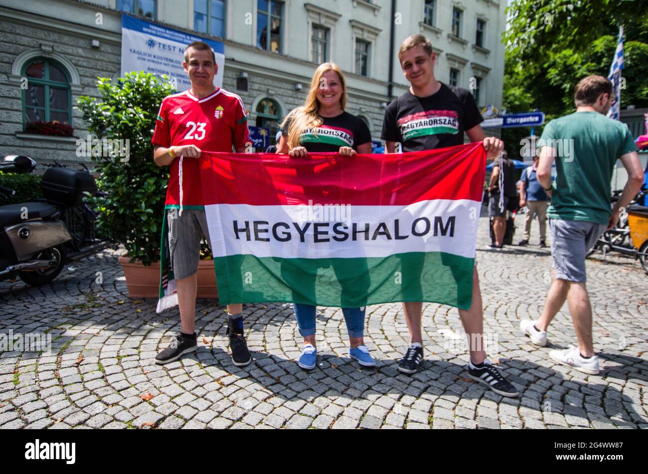 München, Bayern, Deutschland. Juni 2021. Die ultra-nationalistischen, Die neonazi-Hooligan-Gruppe ''Karpatenbrigade' Â mobilisierte in München am Tag der Fußball-Europameisterschaft, als das Allianz-Stadion mit den Farben des Regenbogens beleuchtet werden sollte. Â Sicherheitsexperten sehen in diesem oft schwarz gekleideten problematischen Mob eine paramilitärische Gruppe, die die Grenzen wiederherstellen möchte Von „Großungarn“ statt von einfachen Hooligans. Die Münchner Polizei gab an, dass etwa 2000 erwartet wurden, wobei 200 als besonders gefährlich angesehen wurden, so ihre Exhances mit Sicherheitsdiensten. Th Stockfoto