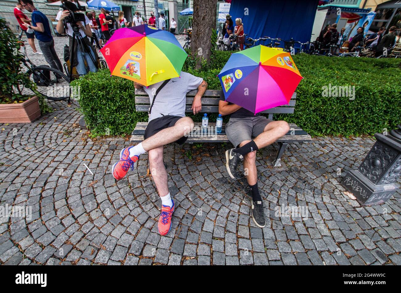 München, Bayern, Deutschland. Juni 2021. Die ultra-nationalistischen, Die neonazi-Hooligan-Gruppe ''Karpatenbrigade' Â mobilisierte in München am Tag der Fußball-Europameisterschaft, als das Allianz-Stadion mit den Farben des Regenbogens beleuchtet werden sollte. Â Sicherheitsexperten sehen in diesem oft schwarz gekleideten problematischen Mob eine paramilitärische Gruppe, die die Grenzen wiederherstellen möchte Von „Großungarn“ statt von einfachen Hooligans. Die Münchner Polizei gab an, dass etwa 2000 erwartet wurden, wobei 200 als besonders gefährlich angesehen wurden, so ihre Exhances mit Sicherheitsdiensten. Th Stockfoto