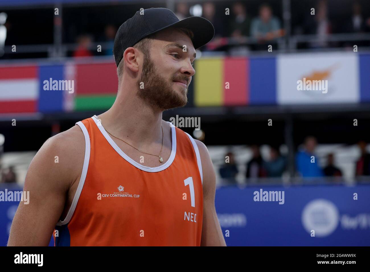 Den Haag, NIEDERLANDE - 23. JUNI: Ruben Penninga (1) aus den Niederlanden, Christiaan Varenhorst (2) aus den Niederlanden während des CEV Continental Cup Finals Beachvolleybal 2021 im Hague Beach Stadion am 23. Juni 2021 in Den Haag, Niederlande (Foto: Pim Waslander/Orange Picts) Stockfoto