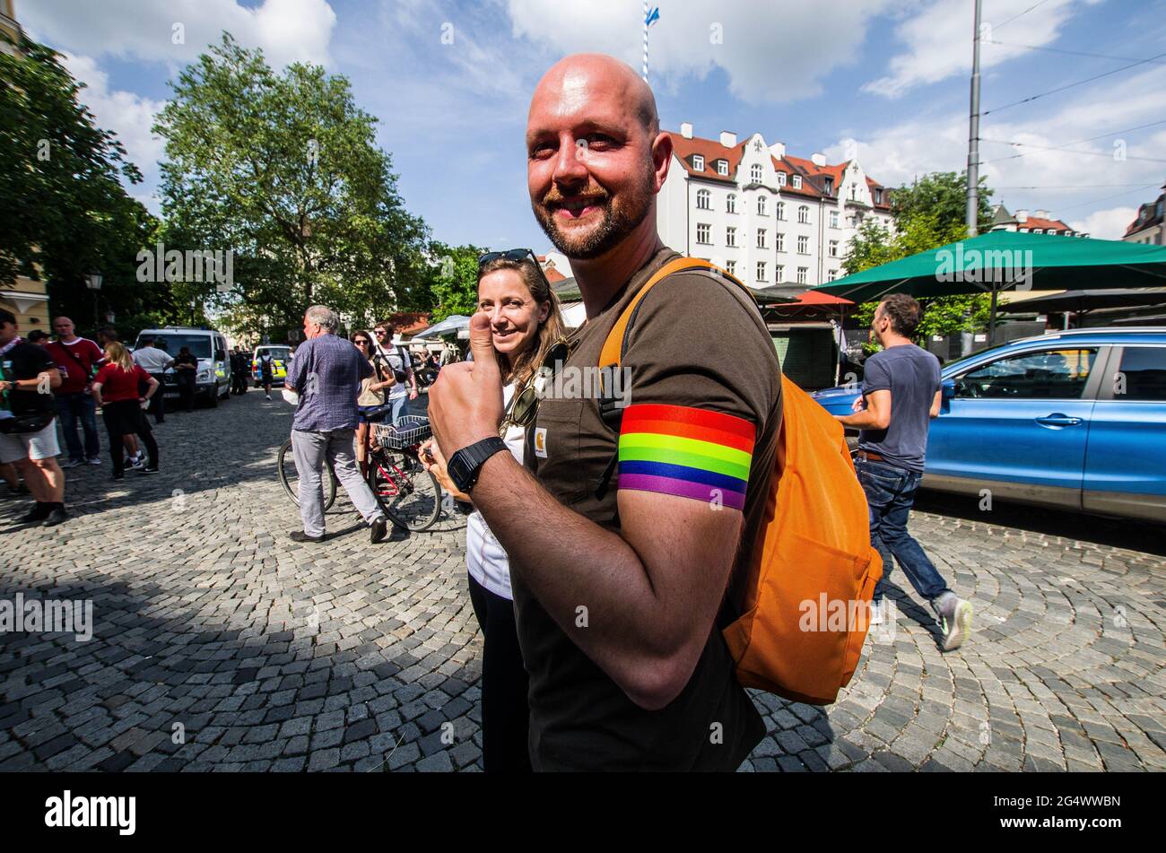München, Bayern, Deutschland. Juni 2021. Zwei Demonstranten tragen Regenbogenarmbänder, um gegen ungarische Faschisten in Deutschland zu protestieren. Die ultra-nationalistischen, Die neonazi-Hooligan-Gruppe ''Karpatenbrigade' Â mobilisierte in München am Tag der Fußball-Europameisterschaft, als das Allianz-Stadion mit den Farben des Regenbogens beleuchtet werden sollte. Â Sicherheitsexperten sehen in diesem oft schwarz gekleideten problematischen Mob eine paramilitärische Gruppe, die die Grenzen wiederherstellen möchte Von „Großungarn“ statt von einfachen Hooligans. Die Münchner Polizei gab an, dass etwa 2000 erwartet wurden, davon 200 Stockfoto
