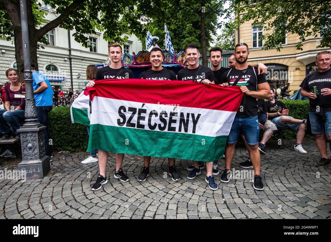 München, Bayern, Deutschland. Juni 2021. Die ultra-nationalistischen, Die neonazi-Hooligan-Gruppe ''Karpatenbrigade' Â mobilisierte in München am Tag der Fußball-Europameisterschaft, als das Allianz-Stadion mit den Farben des Regenbogens beleuchtet werden sollte. Â Sicherheitsexperten sehen in diesem oft schwarz gekleideten problematischen Mob eine paramilitärische Gruppe, die die Grenzen wiederherstellen möchte Von „Großungarn“ statt von einfachen Hooligans. Die Münchner Polizei gab an, dass etwa 2000 erwartet wurden, wobei 200 als besonders gefährlich angesehen wurden, so ihre Exhances mit Sicherheitsdiensten. Th Stockfoto