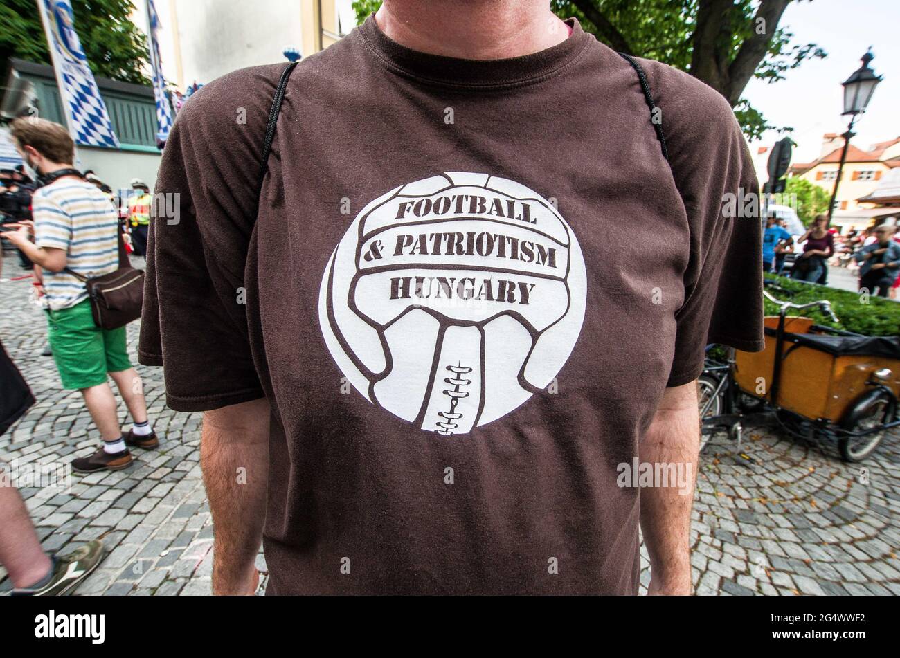 München, Bayern, Deutschland. Juni 2021. Die ultra-nationalistischen, Die neonazi-Hooligan-Gruppe ''Karpatenbrigade' Â mobilisierte in München am Tag der Fußball-Europameisterschaft, als das Allianz-Stadion mit den Farben des Regenbogens beleuchtet werden sollte. Â Sicherheitsexperten sehen in diesem oft schwarz gekleideten problematischen Mob eine paramilitärische Gruppe, die die Grenzen wiederherstellen möchte Von „Großungarn“ statt von einfachen Hooligans. Die Münchner Polizei gab an, dass etwa 2000 erwartet wurden, wobei 200 als besonders gefährlich angesehen wurden, so ihre Exhances mit Sicherheitsdiensten. Th Stockfoto