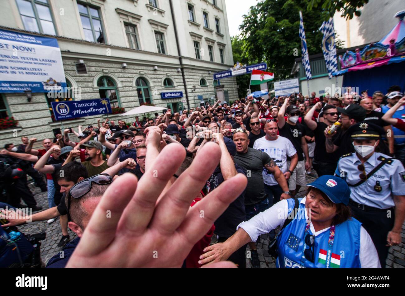 München, Bayern, Deutschland. Juni 2021. Die ultra-nationalistischen, Die neonazi-Hooligan-Gruppe ''Karpatenbrigade' Â mobilisierte in München am Tag der Fußball-Europameisterschaft, als das Allianz-Stadion mit den Farben des Regenbogens beleuchtet werden sollte. Â Sicherheitsexperten sehen in diesem oft schwarz gekleideten problematischen Mob eine paramilitärische Gruppe, die die Grenzen wiederherstellen möchte Von „Großungarn“ statt von einfachen Hooligans. Die Münchner Polizei gab an, dass etwa 2000 erwartet wurden, wobei 200 als besonders gefährlich angesehen wurden, so ihre Exhances mit Sicherheitsdiensten. Th Stockfoto