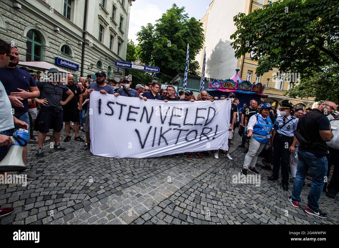 München, Bayern, Deutschland. Juni 2021. Die ultra-nationalistischen, Die neonazi-Hooligan-Gruppe ''Karpatenbrigade' Â mobilisierte in München am Tag der Fußball-Europameisterschaft, als das Allianz-Stadion mit den Farben des Regenbogens beleuchtet werden sollte. Â Sicherheitsexperten sehen in diesem oft schwarz gekleideten problematischen Mob eine paramilitärische Gruppe, die die Grenzen wiederherstellen möchte Von „Großungarn“ statt von einfachen Hooligans. Die Münchner Polizei gab an, dass etwa 2000 erwartet wurden, wobei 200 als besonders gefährlich angesehen wurden, so ihre Exhances mit Sicherheitsdiensten. Th Stockfoto