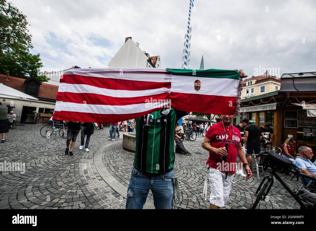 München, Bayern, Deutschland. Juni 2021. Die ultra-nationalistischen, Die neonazi-Hooligan-Gruppe ''Karpatenbrigade' Â mobilisierte in München am Tag der Fußball-Europameisterschaft, als das Allianz-Stadion mit den Farben des Regenbogens beleuchtet werden sollte. Â Sicherheitsexperten sehen in diesem oft schwarz gekleideten problematischen Mob eine paramilitärische Gruppe, die die Grenzen wiederherstellen möchte Von „Großungarn“ statt von einfachen Hooligans. Die Münchner Polizei gab an, dass etwa 2000 erwartet wurden, wobei 200 als besonders gefährlich angesehen wurden, so ihre Exhances mit Sicherheitsdiensten. Th Stockfoto