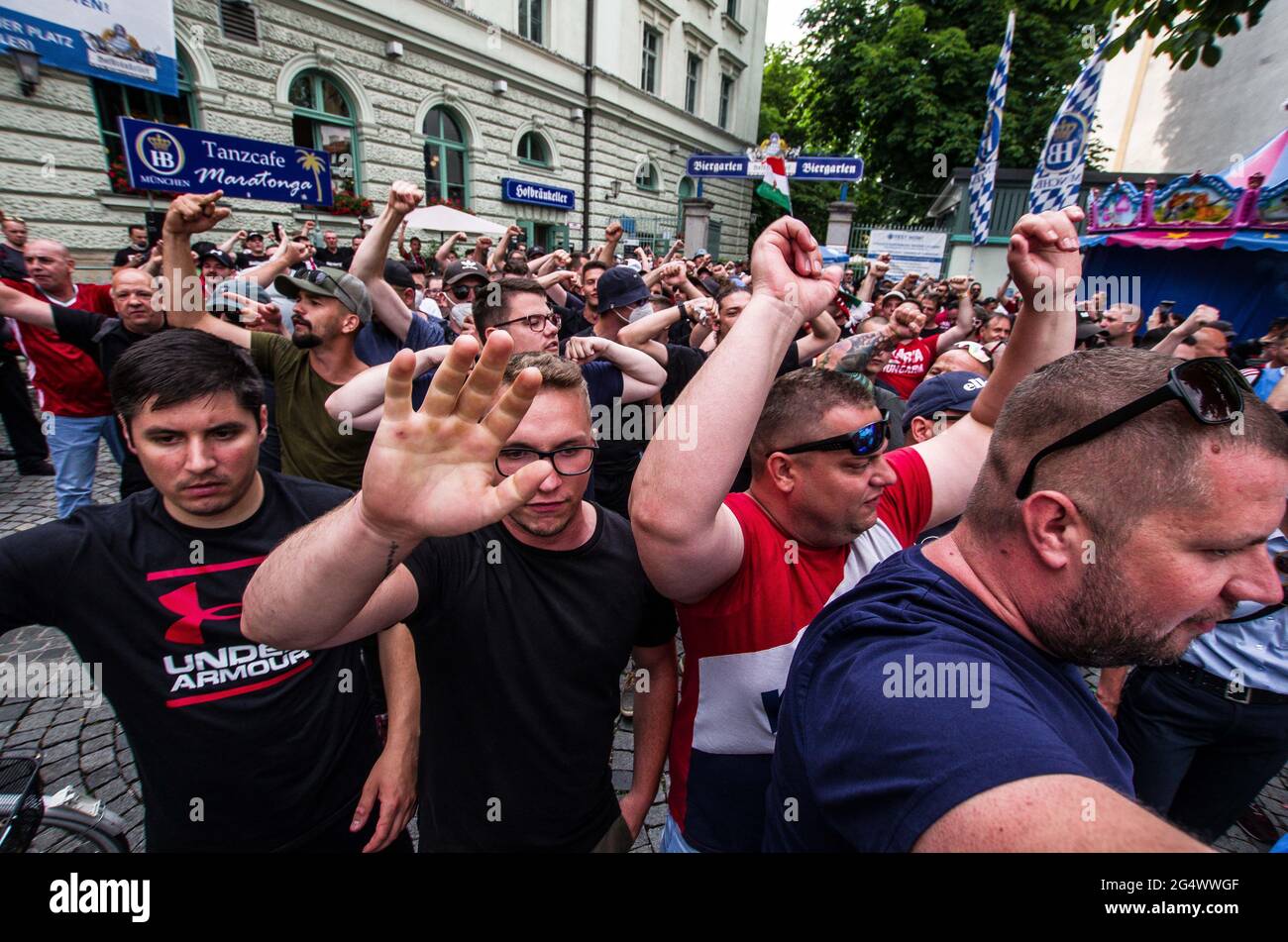 München, Bayern, Deutschland. Juni 2021. Die ultra-nationalistischen, Die neonazi-Hooligan-Gruppe ''Karpatenbrigade' Â mobilisierte in München am Tag der Fußball-Europameisterschaft, als das Allianz-Stadion mit den Farben des Regenbogens beleuchtet werden sollte. Â Sicherheitsexperten sehen in diesem oft schwarz gekleideten problematischen Mob eine paramilitärische Gruppe, die die Grenzen wiederherstellen möchte Von „Großungarn“ statt von einfachen Hooligans. Die Münchner Polizei gab an, dass etwa 2000 erwartet wurden, wobei 200 als besonders gefährlich angesehen wurden, so ihre Exhances mit Sicherheitsdiensten. Th Stockfoto