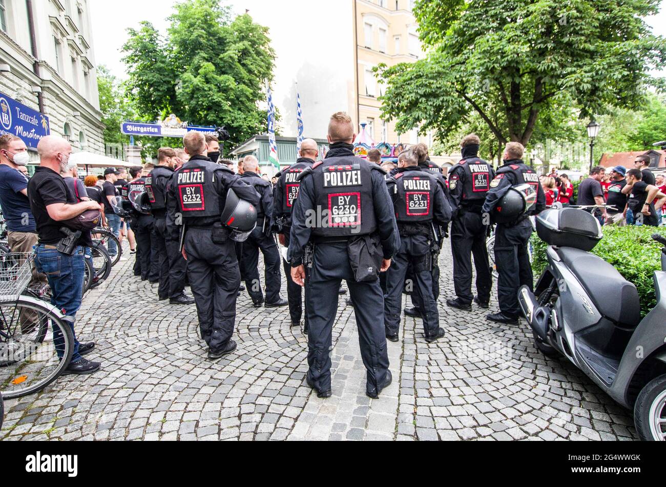 München, Bayern, Deutschland. Juni 2021. Die ultra-nationalistischen, Die neonazi-Hooligan-Gruppe ''Karpatenbrigade' Â mobilisierte in München am Tag der Fußball-Europameisterschaft, als das Allianz-Stadion mit den Farben des Regenbogens beleuchtet werden sollte. Â Sicherheitsexperten sehen in diesem oft schwarz gekleideten problematischen Mob eine paramilitärische Gruppe, die die Grenzen wiederherstellen möchte Von „Großungarn“ statt von einfachen Hooligans. Die Münchner Polizei gab an, dass etwa 2000 erwartet wurden, wobei 200 als besonders gefährlich angesehen wurden, so ihre Exhances mit Sicherheitsdiensten. Th Stockfoto