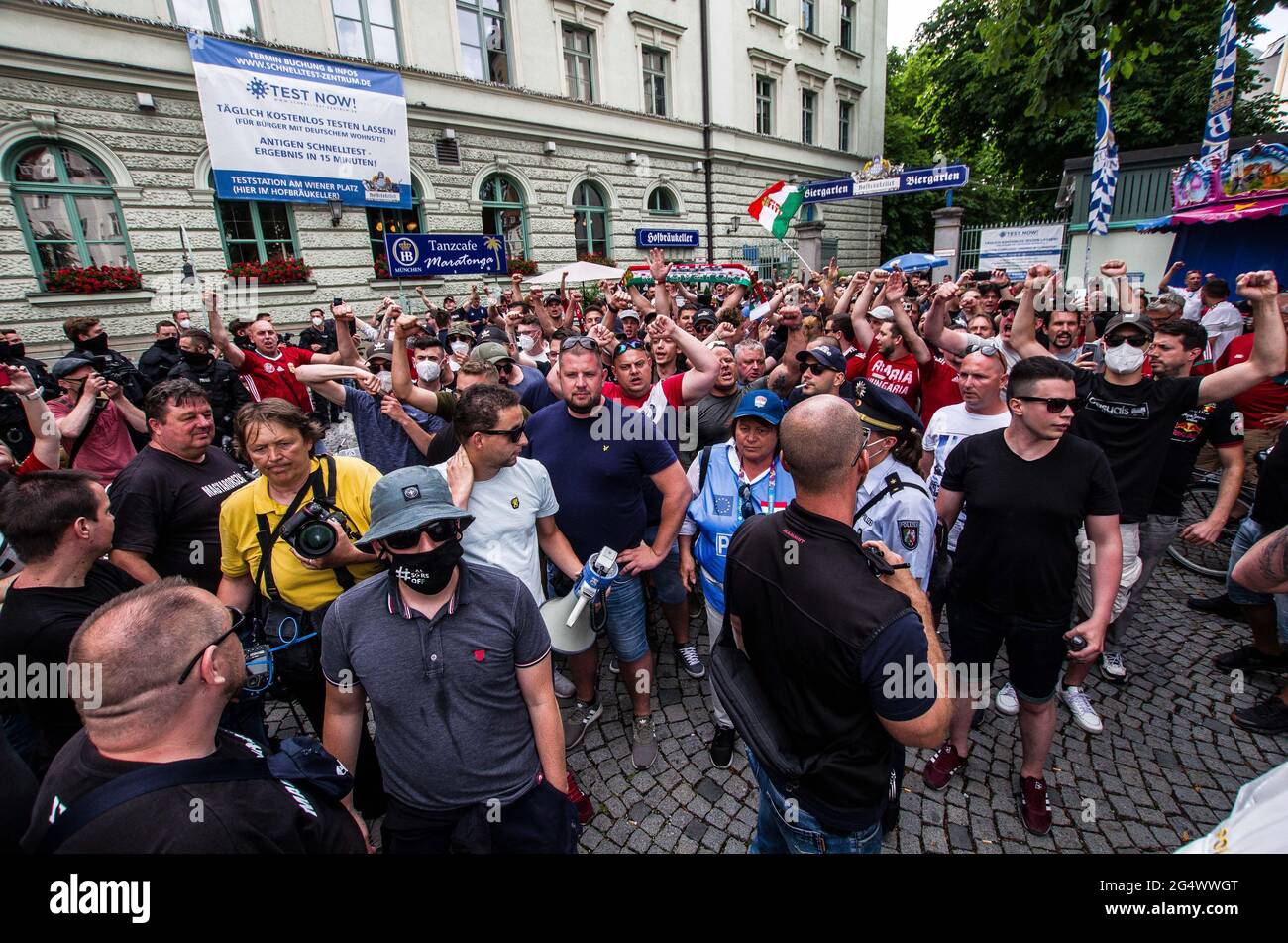 München, Bayern, Deutschland. Juni 2021. Die ultra-nationalistischen, Die neonazi-Hooligan-Gruppe ''Karpatenbrigade' Â mobilisierte in München am Tag der Fußball-Europameisterschaft, als das Allianz-Stadion mit den Farben des Regenbogens beleuchtet werden sollte. Â Sicherheitsexperten sehen in diesem oft schwarz gekleideten problematischen Mob eine paramilitärische Gruppe, die die Grenzen wiederherstellen möchte Von „Großungarn“ statt von einfachen Hooligans. Die Münchner Polizei gab an, dass etwa 2000 erwartet wurden, wobei 200 als besonders gefährlich angesehen wurden, so ihre Exhances mit Sicherheitsdiensten. Th Stockfoto