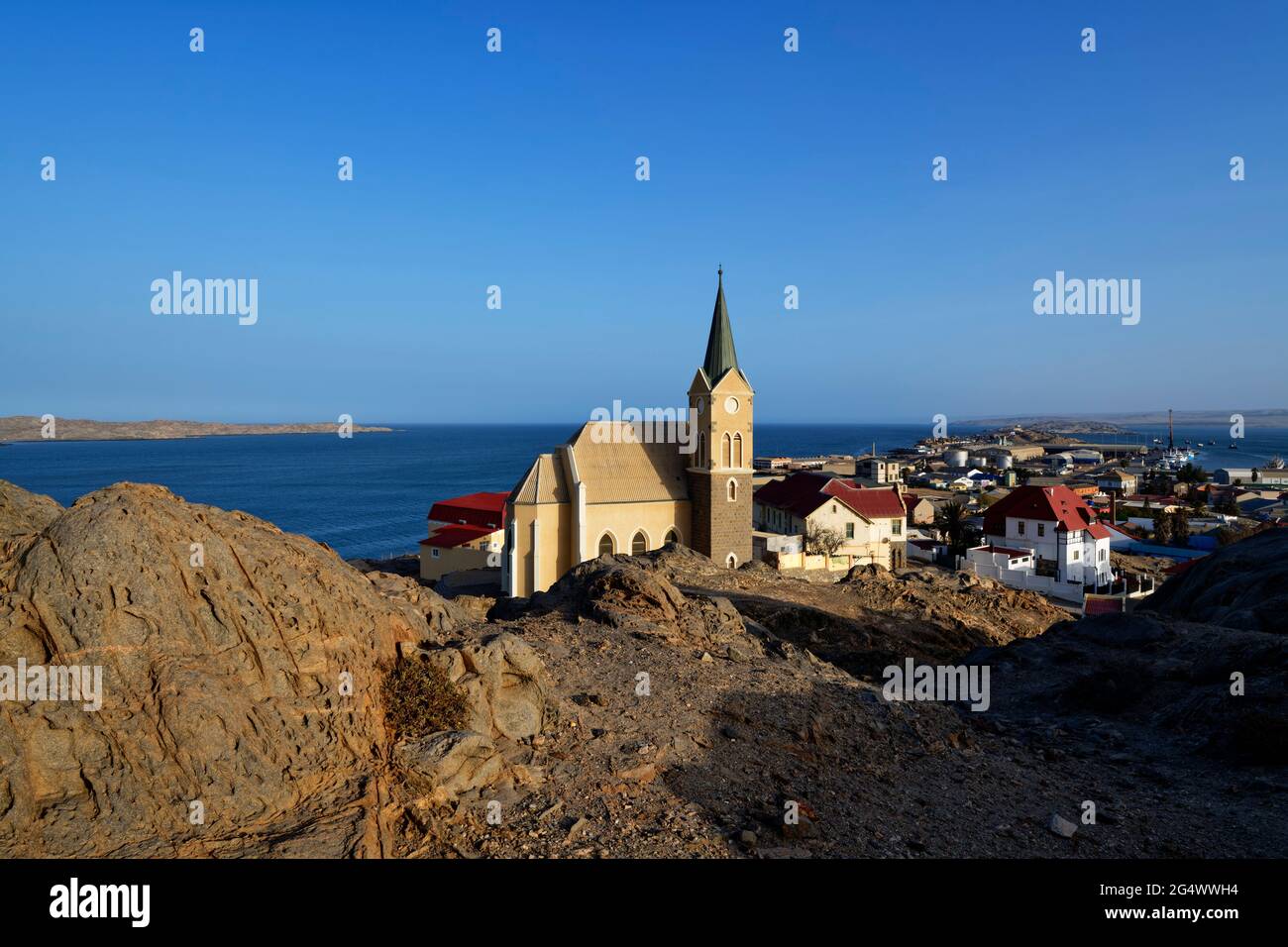 Lüderitz: Blick von Diamantberg auf die lutherische Felsenkirche und Stadt, Südatlantik im Hintergrund, Karas-Region, Namibia Stockfoto