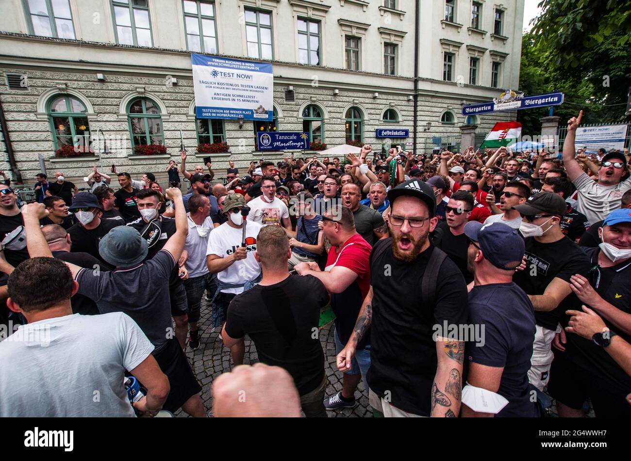 München, Bayern, Deutschland. Juni 2021. Die ultra-nationalistischen, Die neonazi-Hooligan-Gruppe ''Karpatenbrigade' Â mobilisierte in München am Tag der Fußball-Europameisterschaft, als das Allianz-Stadion mit den Farben des Regenbogens beleuchtet werden sollte. Â Sicherheitsexperten sehen in diesem oft schwarz gekleideten problematischen Mob eine paramilitärische Gruppe, die die Grenzen wiederherstellen möchte Von „Großungarn“ statt von einfachen Hooligans. Die Münchner Polizei gab an, dass etwa 2000 erwartet wurden, wobei 200 als besonders gefährlich angesehen wurden, so ihre Exhances mit Sicherheitsdiensten. Th Stockfoto