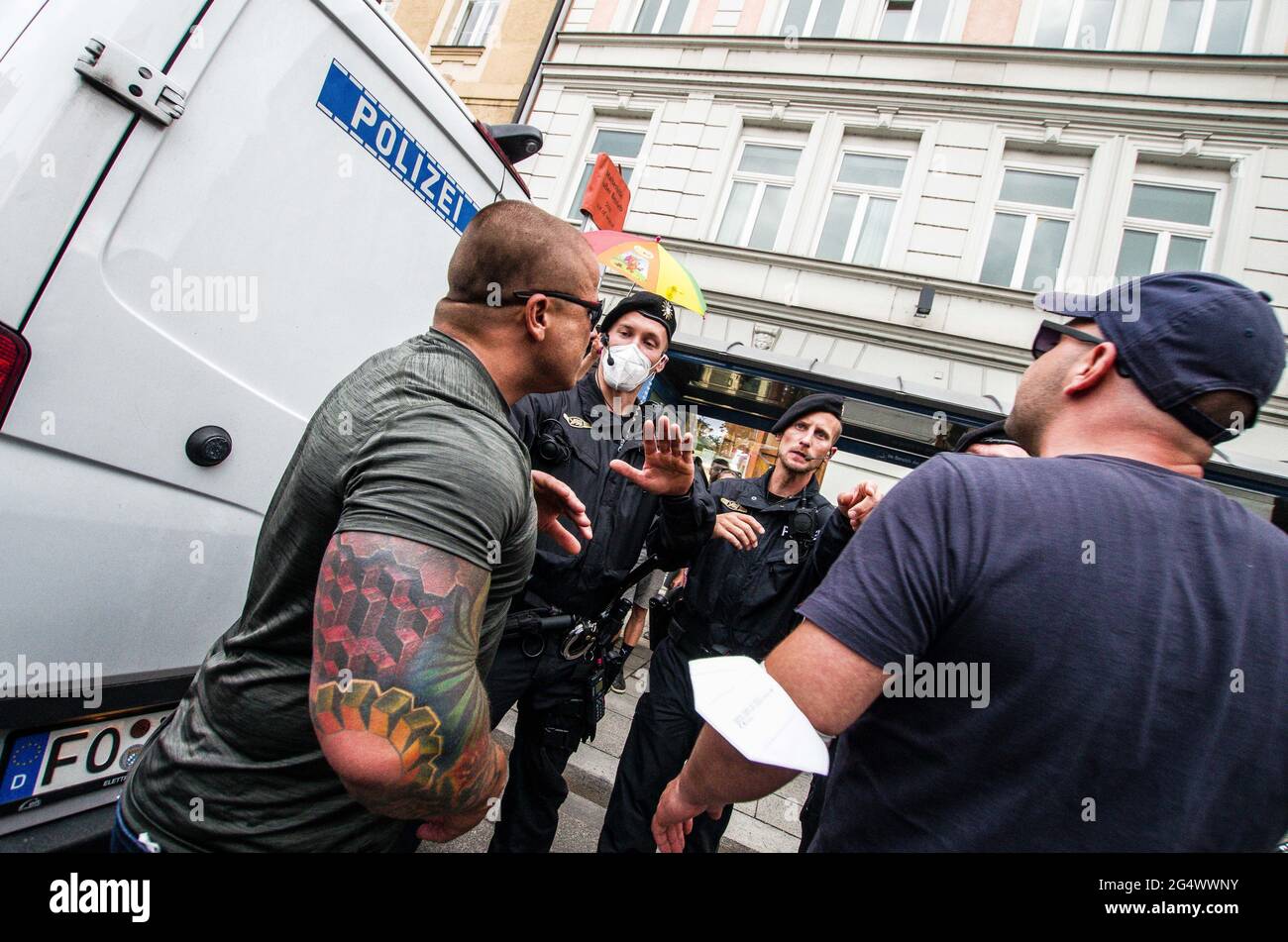 München, Bayern, Deutschland. Juni 2021. Die ultra-nationalistischen, Die neonazi-Hooligan-Gruppe ''Karpatenbrigade' Â mobilisierte in München am Tag der Fußball-Europameisterschaft, als das Allianz-Stadion mit den Farben des Regenbogens beleuchtet werden sollte. Â Sicherheitsexperten sehen in diesem oft schwarz gekleideten problematischen Mob eine paramilitärische Gruppe, die die Grenzen wiederherstellen möchte Von „Großungarn“ statt von einfachen Hooligans. Die Münchner Polizei gab an, dass etwa 2000 erwartet wurden, wobei 200 als besonders gefährlich angesehen wurden, so ihre Exhances mit Sicherheitsdiensten. Th Stockfoto