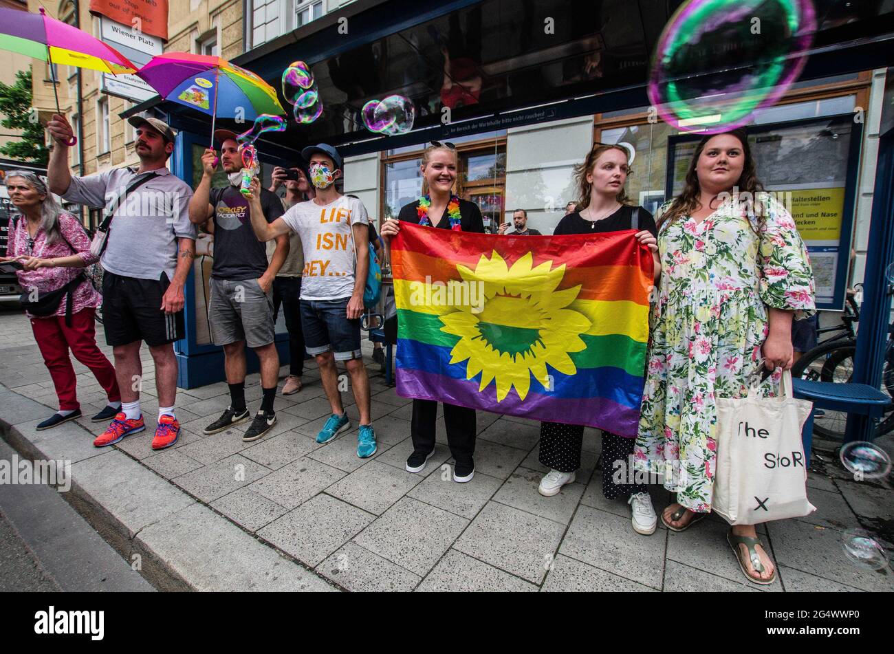 München, Bayern, Deutschland. Juni 2021. Die ultra-nationalistischen, Die neonazi-Hooligan-Gruppe ''Karpatenbrigade' Â mobilisierte in München am Tag der Fußball-Europameisterschaft, als das Allianz-Stadion mit den Farben des Regenbogens beleuchtet werden sollte. Â Sicherheitsexperten sehen in diesem oft schwarz gekleideten problematischen Mob eine paramilitärische Gruppe, die die Grenzen wiederherstellen möchte Von „Großungarn“ statt von einfachen Hooligans. Die Münchner Polizei gab an, dass etwa 2000 erwartet wurden, wobei 200 als besonders gefährlich angesehen wurden, so ihre Exhances mit Sicherheitsdiensten. Th Stockfoto