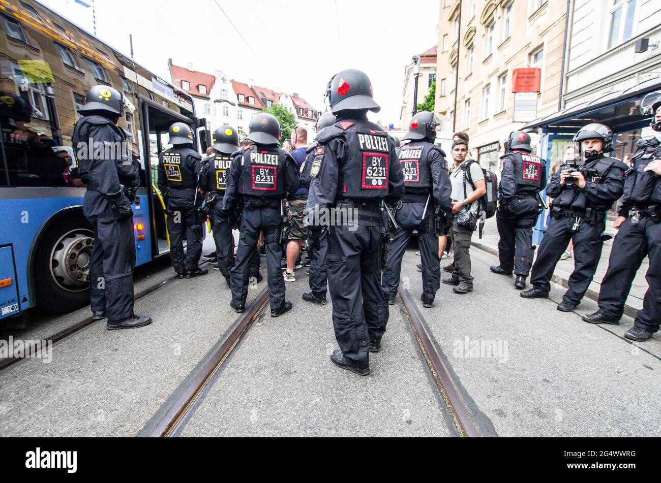 München, Bayern, Deutschland. Juni 2021. Die ultra-nationalistischen, Die neonazi-Hooligan-Gruppe ''Karpatenbrigade' Â mobilisierte in München am Tag der Fußball-Europameisterschaft, als das Allianz-Stadion mit den Farben des Regenbogens beleuchtet werden sollte. Â Sicherheitsexperten sehen in diesem oft schwarz gekleideten problematischen Mob eine paramilitärische Gruppe, die die Grenzen wiederherstellen möchte Von „Großungarn“ statt von einfachen Hooligans. Die Münchner Polizei gab an, dass etwa 2000 erwartet wurden, wobei 200 als besonders gefährlich angesehen wurden, so ihre Exhances mit Sicherheitsdiensten. Th Stockfoto