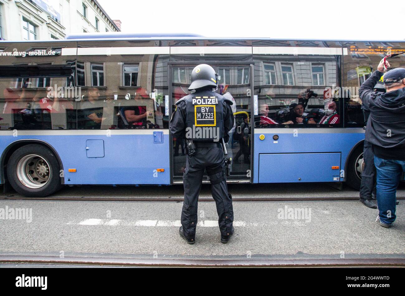 München, Bayern, Deutschland. Juni 2021. Die ultra-nationalistischen, Die neonazi-Hooligan-Gruppe ''Karpatenbrigade' Â mobilisierte in München am Tag der Fußball-Europameisterschaft, als das Allianz-Stadion mit den Farben des Regenbogens beleuchtet werden sollte. Â Sicherheitsexperten sehen in diesem oft schwarz gekleideten problematischen Mob eine paramilitärische Gruppe, die die Grenzen wiederherstellen möchte Von „Großungarn“ statt von einfachen Hooligans. Die Münchner Polizei gab an, dass etwa 2000 erwartet wurden, wobei 200 als besonders gefährlich angesehen wurden, so ihre Exhances mit Sicherheitsdiensten. Th Stockfoto