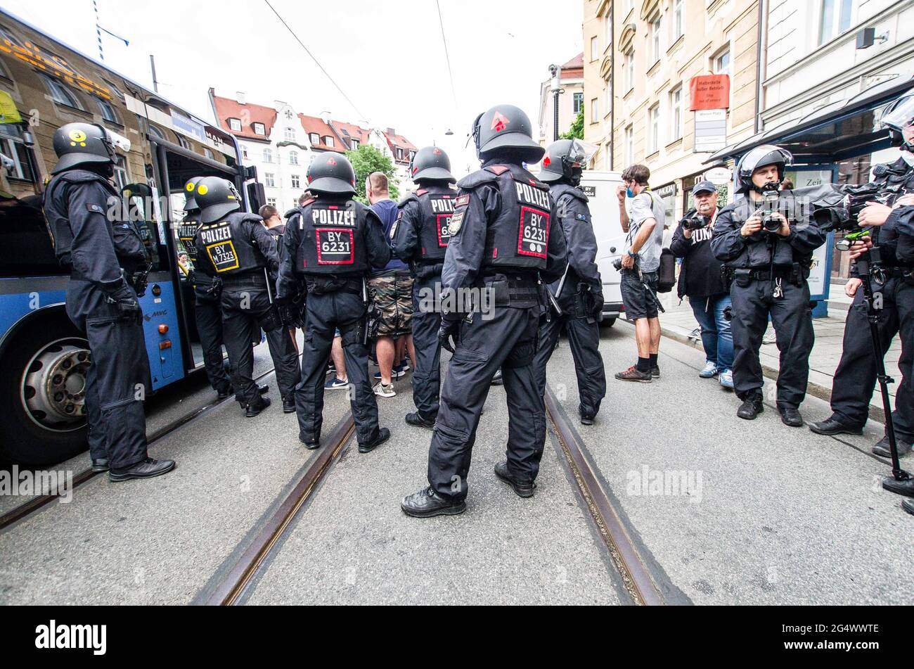 München, Bayern, Deutschland. Juni 2021. Die ultra-nationalistischen, Die neonazi-Hooligan-Gruppe ''Karpatenbrigade' Â mobilisierte in München am Tag der Fußball-Europameisterschaft, als das Allianz-Stadion mit den Farben des Regenbogens beleuchtet werden sollte. Â Sicherheitsexperten sehen in diesem oft schwarz gekleideten problematischen Mob eine paramilitärische Gruppe, die die Grenzen wiederherstellen möchte Von „Großungarn“ statt von einfachen Hooligans. Die Münchner Polizei gab an, dass etwa 2000 erwartet wurden, wobei 200 als besonders gefährlich angesehen wurden, so ihre Exhances mit Sicherheitsdiensten. Th Stockfoto