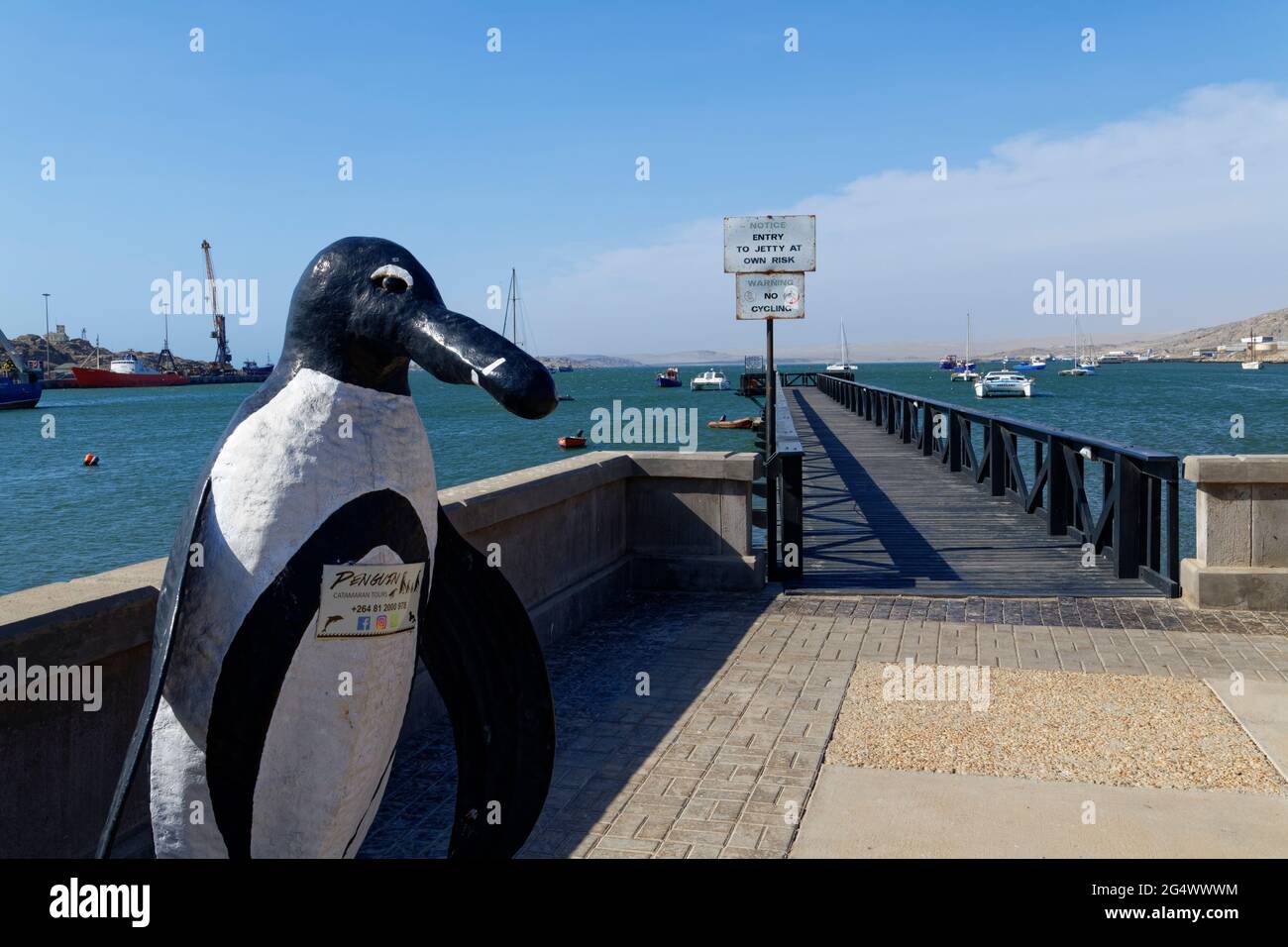 Lüderitz: Pinguinfigur am Jetty of Waterfront in Robert Harbour, Südatlantik, Karas Region, ǁKharas, Namibia Stockfoto