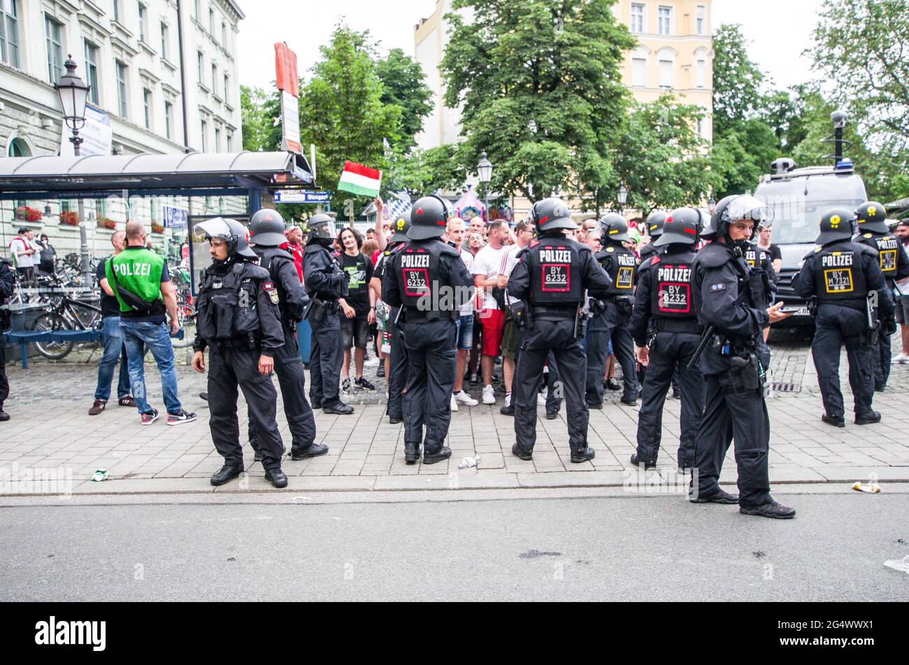 München, Bayern, Deutschland. Juni 2021. Die ultra-nationalistischen, Die neonazi-Hooligan-Gruppe ''Karpatenbrigade' Â mobilisierte in München am Tag der Fußball-Europameisterschaft, als das Allianz-Stadion mit den Farben des Regenbogens beleuchtet werden sollte. Â Sicherheitsexperten sehen in diesem oft schwarz gekleideten problematischen Mob eine paramilitärische Gruppe, die die Grenzen wiederherstellen möchte Von „Großungarn“ statt von einfachen Hooligans. Die Münchner Polizei gab an, dass etwa 2000 erwartet wurden, wobei 200 als besonders gefährlich angesehen wurden, so ihre Exhances mit Sicherheitsdiensten. Th Stockfoto
