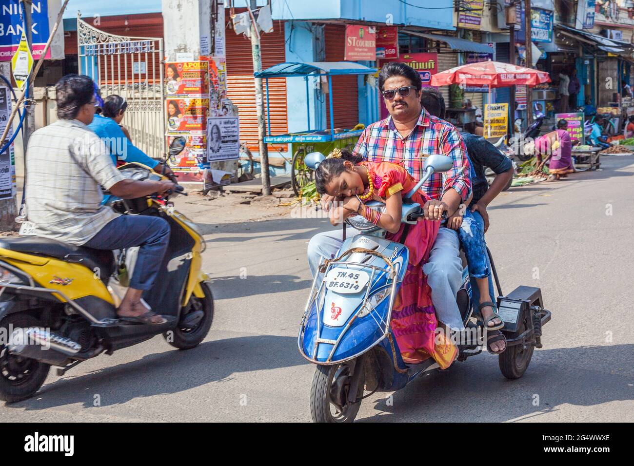 Indischer Vater, der mit einer jungen Tochter einen Dreirad-Roller fuhr, schlief über dem Lenker ein, Trichy, Tamil Nadu, Indien Stockfoto
