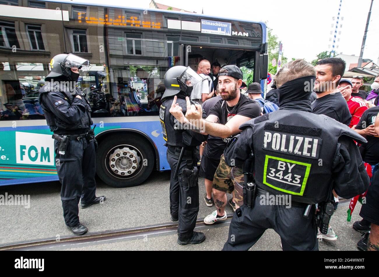 München, Bayern, Deutschland. Juni 2021. Die ultra-nationalistischen, Die neonazi-Hooligan-Gruppe ''Karpatenbrigade' Â mobilisierte in München am Tag der Fußball-Europameisterschaft, als das Allianz-Stadion mit den Farben des Regenbogens beleuchtet werden sollte. Â Sicherheitsexperten sehen in diesem oft schwarz gekleideten problematischen Mob eine paramilitärische Gruppe, die die Grenzen wiederherstellen möchte Von „Großungarn“ statt von einfachen Hooligans. Die Münchner Polizei gab an, dass etwa 2000 erwartet wurden, wobei 200 als besonders gefährlich angesehen wurden, so ihre Exhances mit Sicherheitsdiensten. Th Stockfoto