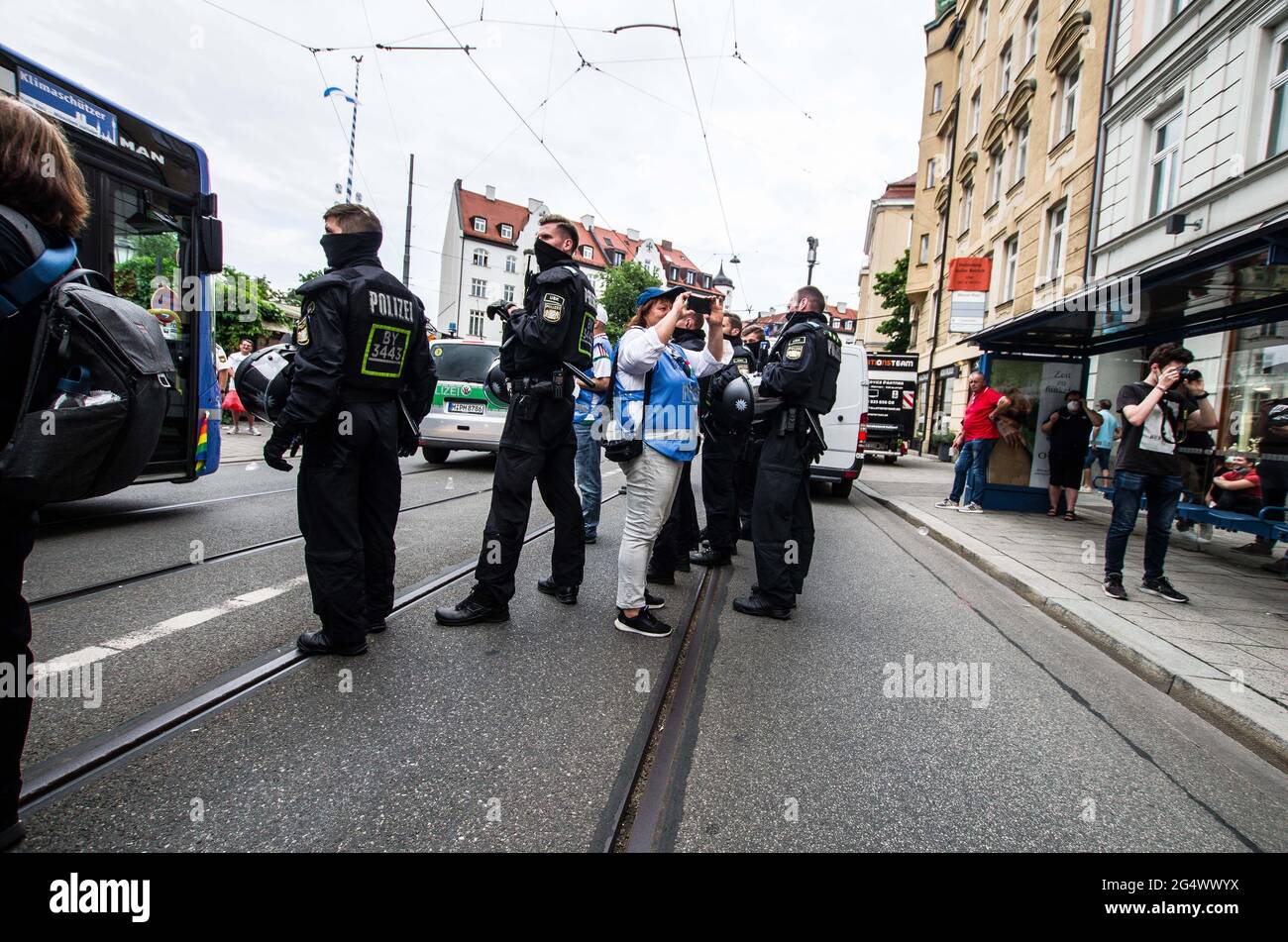 München, Bayern, Deutschland. Juni 2021. Die ultra-nationalistischen, Die neonazi-Hooligan-Gruppe ''Karpatenbrigade' Â mobilisierte in München am Tag der Fußball-Europameisterschaft, als das Allianz-Stadion mit den Farben des Regenbogens beleuchtet werden sollte. Â Sicherheitsexperten sehen in diesem oft schwarz gekleideten problematischen Mob eine paramilitärische Gruppe, die die Grenzen wiederherstellen möchte Von „Großungarn“ statt von einfachen Hooligans. Die Münchner Polizei gab an, dass etwa 2000 erwartet wurden, wobei 200 als besonders gefährlich angesehen wurden, so ihre Exhances mit Sicherheitsdiensten. Th Stockfoto