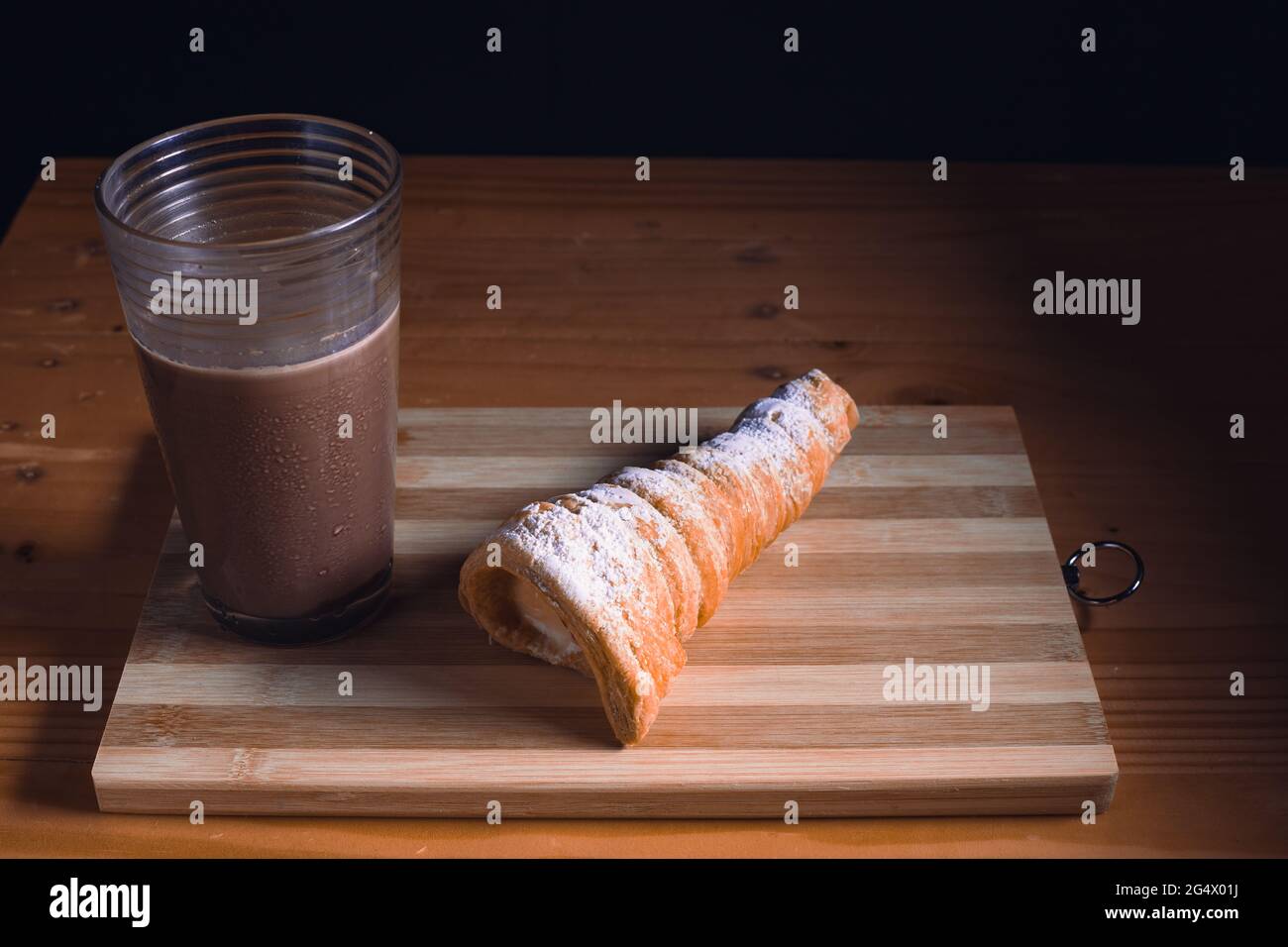 Kegelförmige Süßigkeiten und ein Glas Schokolade Stockfoto