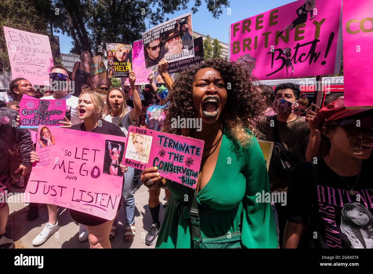 Los Angeles, Kalifornien, USA. Juni 2021. Fans und Anhänger von Britney Spears versammeln sich vor dem Bezirksgericht, während einer geplanten Anhörung in Spears' Konservatorship-Fall. Die Popsängerin Britney Spears forderte am 23. Juni einen US-Richter auf, eine umstrittene Vormundschaft zu beenden, die ihrem Vater seit 2008 die Kontrolle über ihre Angelegenheiten gibt. 'Ich will nur mein Leben zurück. Es sind 13 Jahre her und es ist genug, '' erzählte sie einer Gerichtsverhandlung in Los Angeles während einer emotionalen 20-minütigen Rede via Videolink. Kredit: Ringo Chiu/ZUMA Wire/Alamy Live Nachrichten Stockfoto