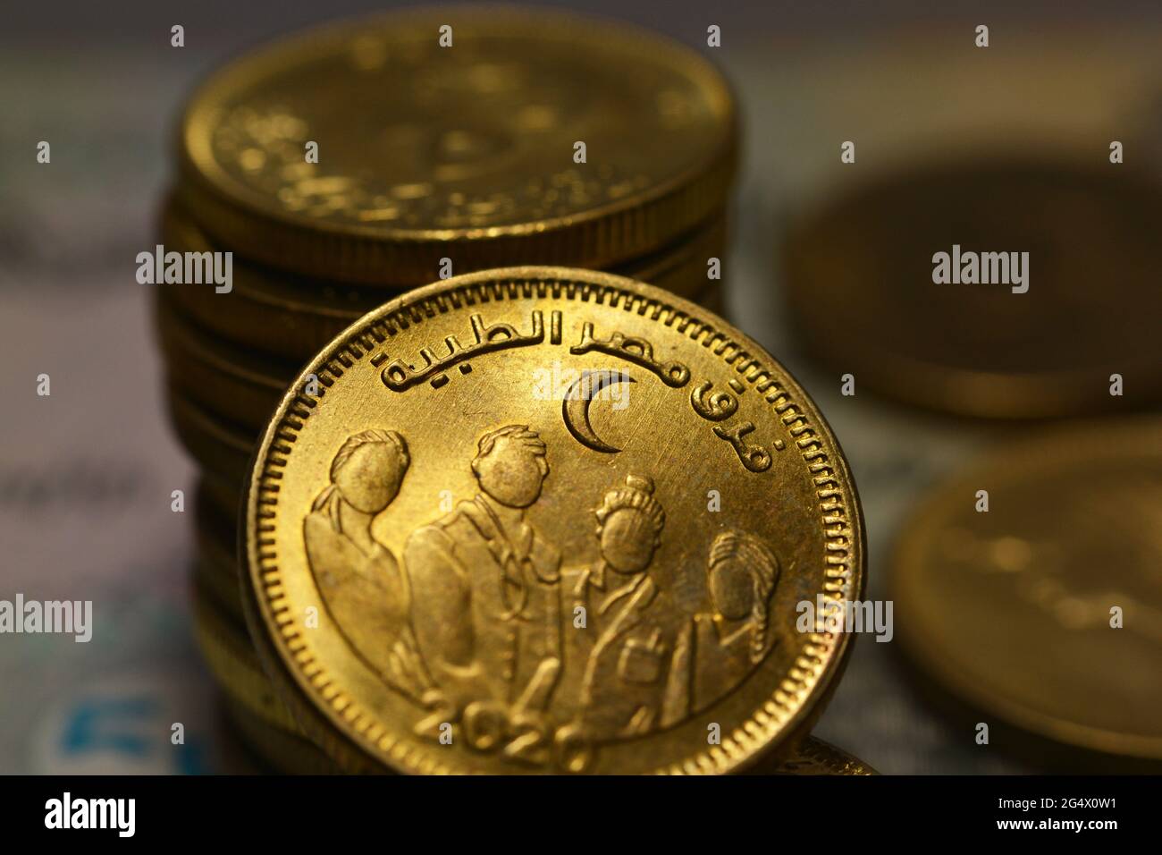 Ein Slogan des ägyptischen medizinischen Personals 2020 auf der Vorderseite der ägyptischen 50 Piastern würdigt die Bemühungen des ägyptischen medizinischen Personals, Liv zu retten Stockfoto