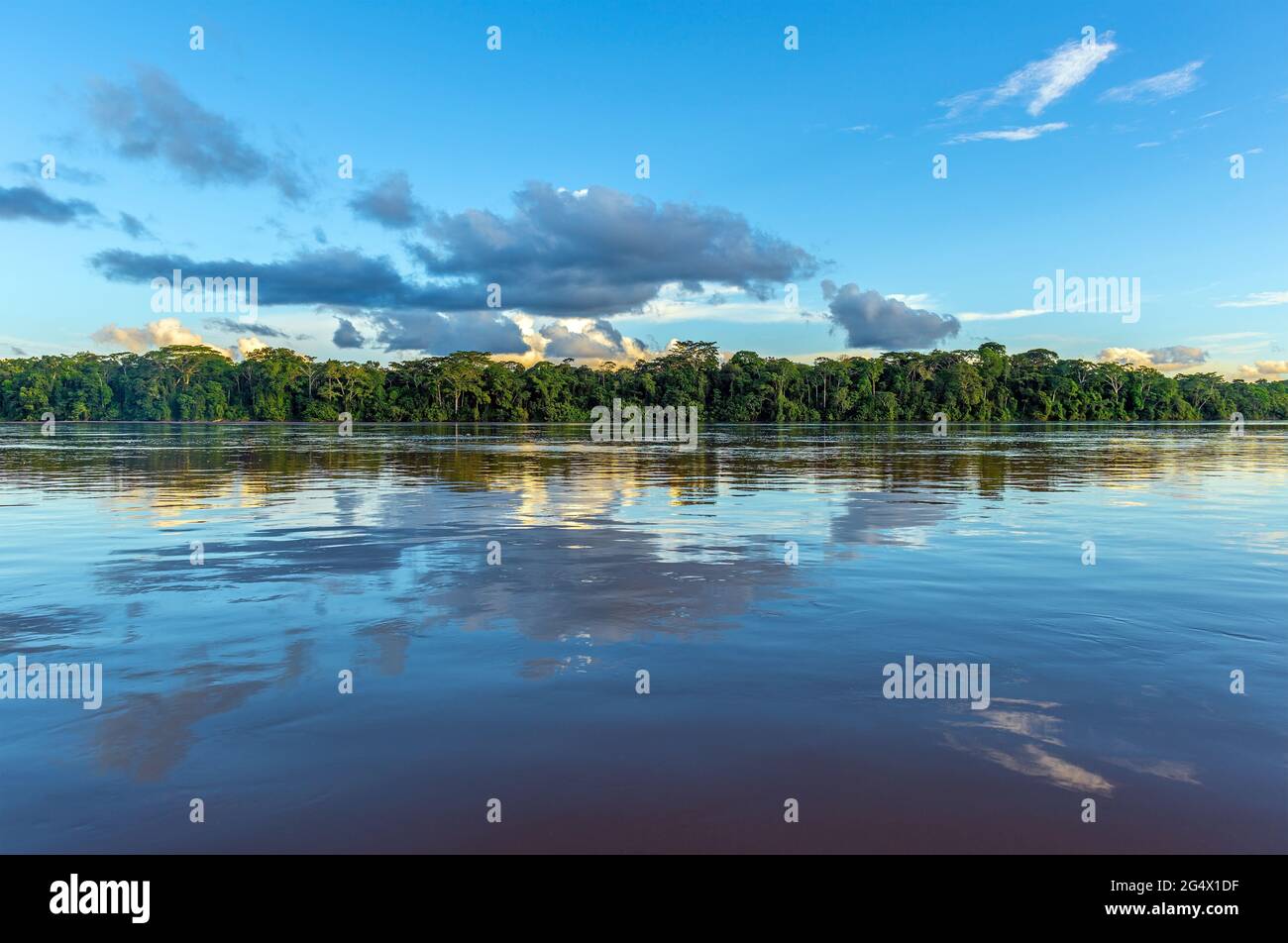 Amazonas-Fluss und Sonnenuntergang Wolke Reflexion, Iquitos, Peru. Amazonas-Fluss in Brasilien, Bolivien, Kolumbien, Ecuador, Französisch-Guyana gefunden, Surinam, Venezuela. Stockfoto