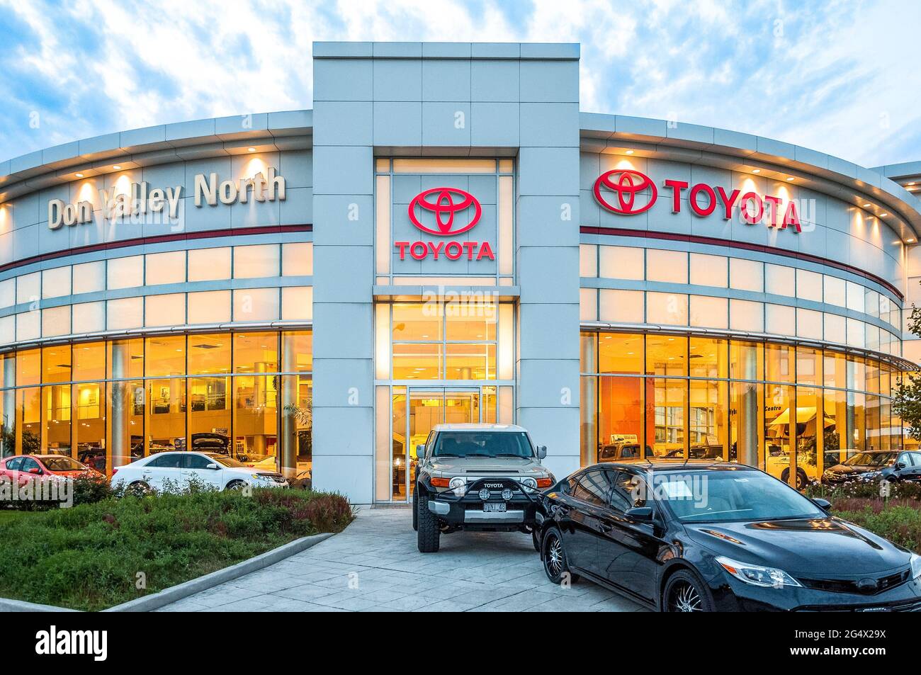 Toyota Händler mit interessanter Architektur in der Dämmerung in Toronto Stadt Stockfoto