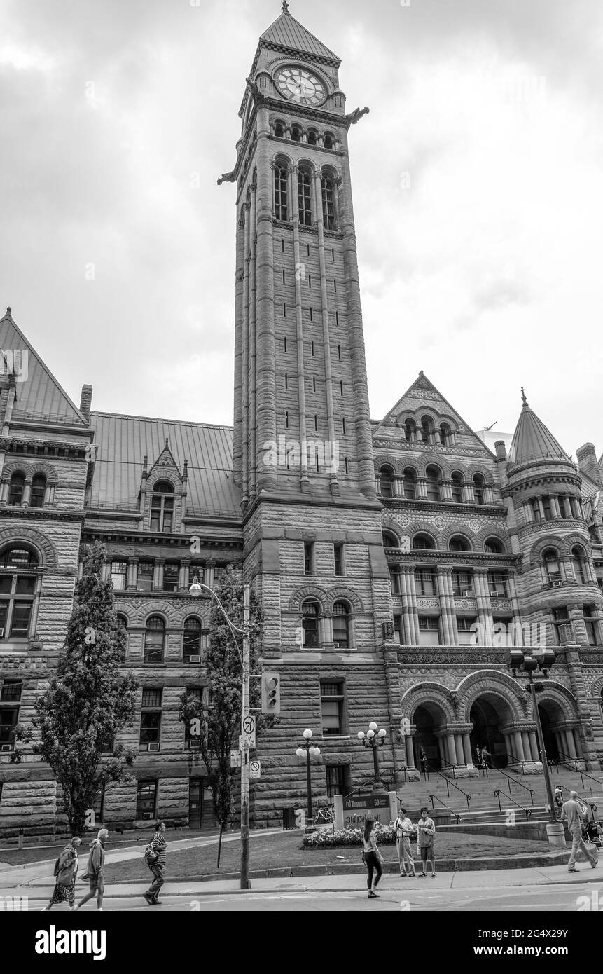 Torontos altes Rathaus an bewölkten Tagen hat das historische Wahrzeichen einen unverwechselbaren Uhrenturm und wurde 19 zur National Historic Site of Canada ernannt Stockfoto