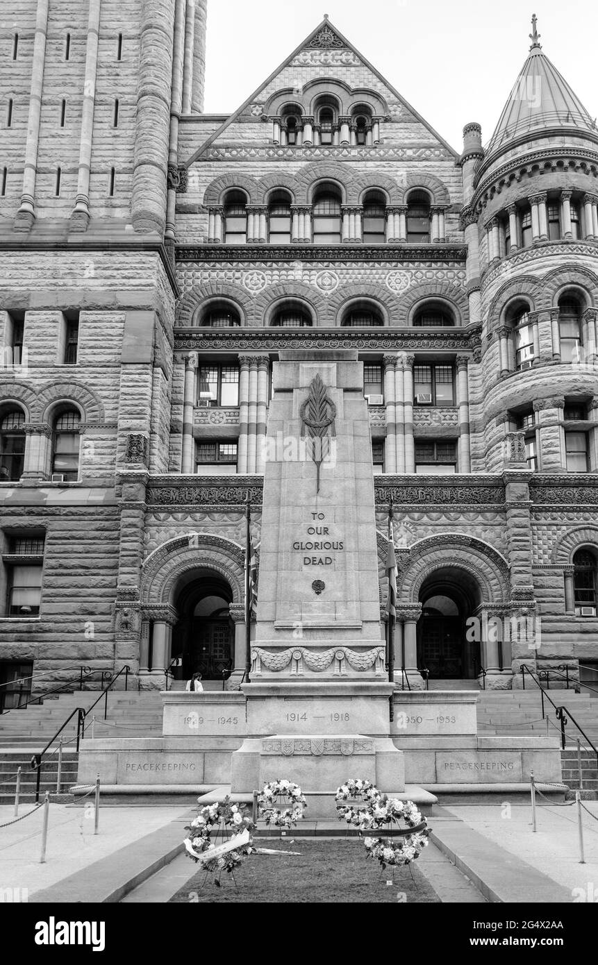 Torontos Old City Hall Cenopaht an bewölkten Tagen hat das historische Wahrzeichen einen unverwechselbaren Uhrenturm und wurde zur National Historic Site of Can ernannt Stockfoto