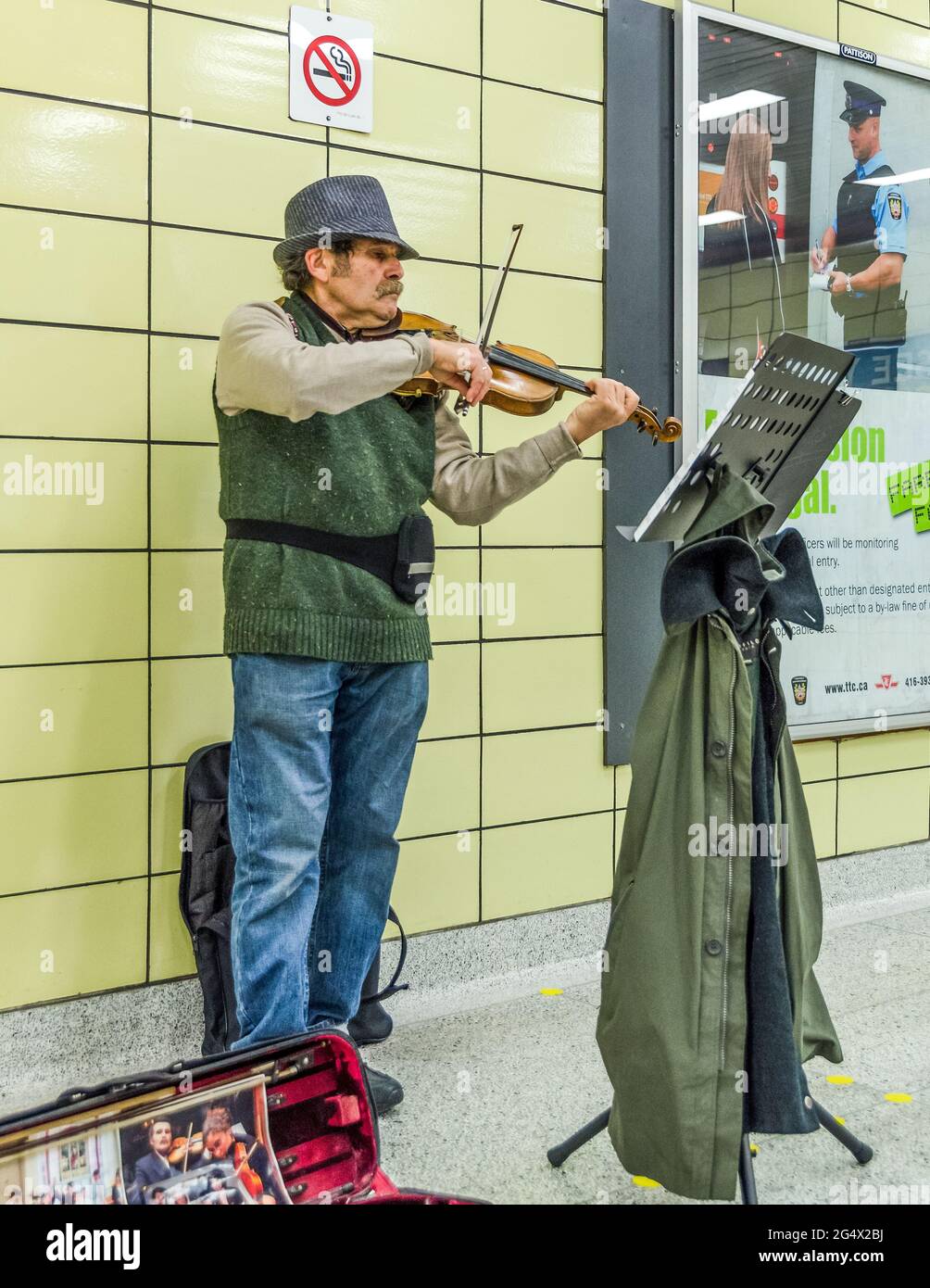 Im Rahmen des TTC Musicians-Programms spielt der Mensch in den U-Bahn-Korridoren Geige Stockfoto