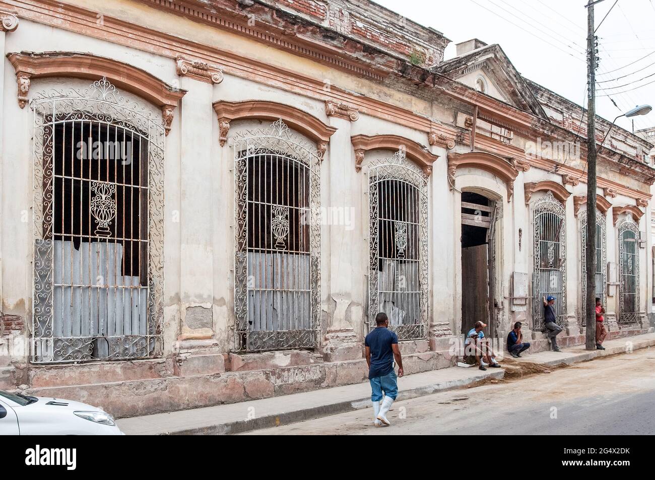 Kubanische Bauarbeiter warten auf die Ankunft von Materialien im Restaurant Santa Rosalia, das sich gerade im Bau befindet. Stockfoto