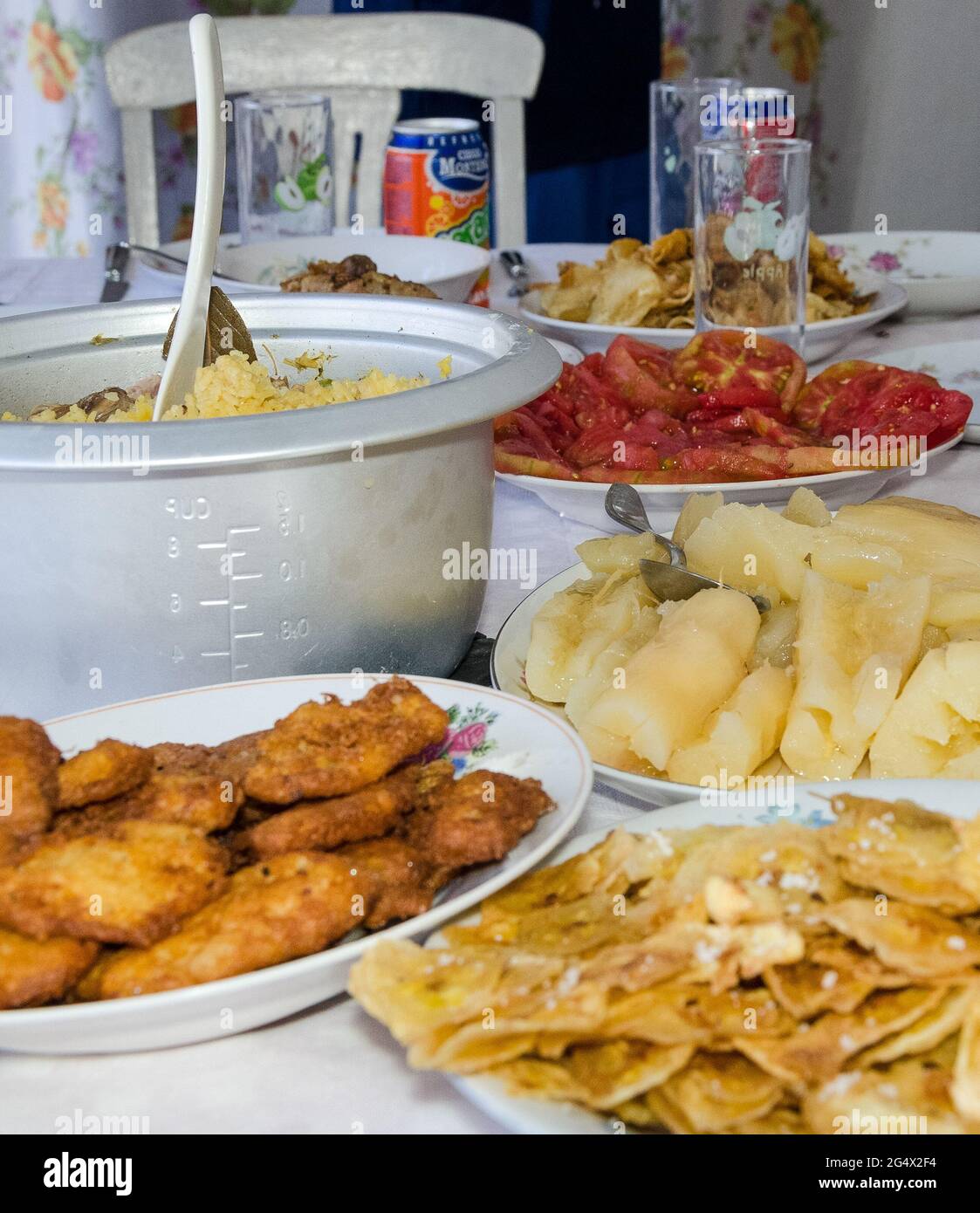 Echte kubanische Küche serviert Tisch: Eine Vielzahl von kubanischen Speisen präsentiert auf einer weißen Tischdecke bereit zum Verzehr. Stockfoto