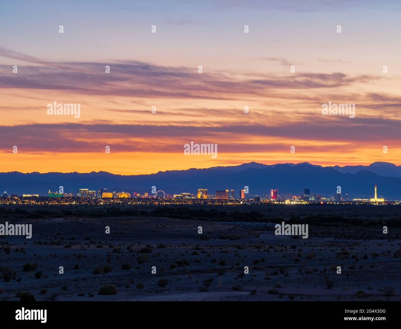 Blick auf den Sonnenuntergang über der berühmten Skyline von Las Vegas in Nevada Stockfoto