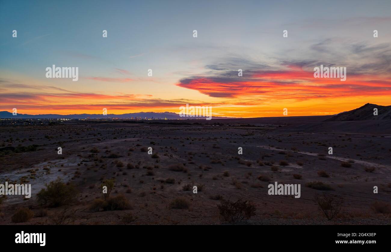 Blick auf den Sonnenuntergang über der berühmten Skyline von Las Vegas in Nevada Stockfoto