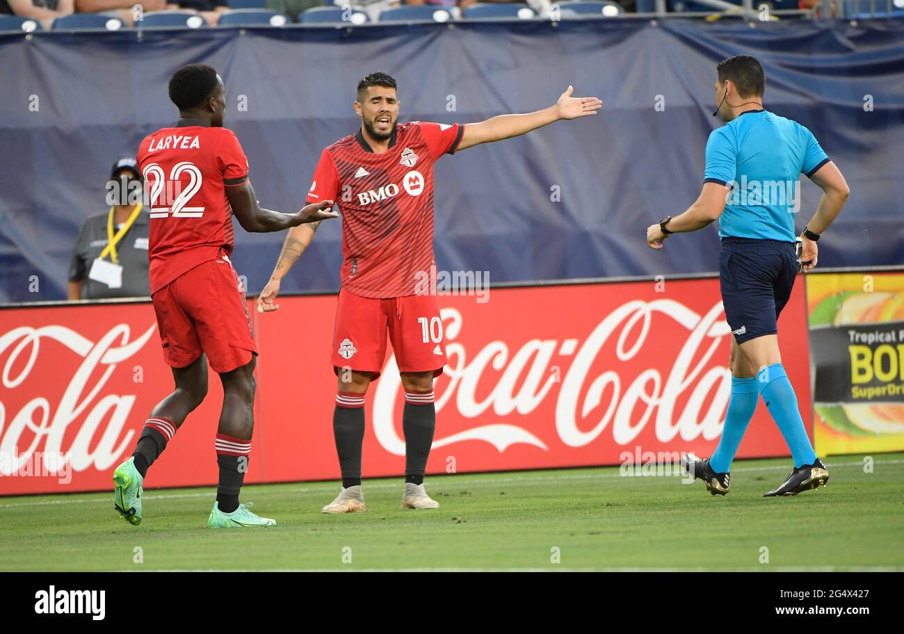 Nashville, USA. 23. Juni 2021: Toronto FC Mittelfeldspieler Alejandro Pozuelo (10) und Mittelfeldspieler Richie Laryea (22) donÕt wie der Aufruf gegen den Nashville SC während der ersten Hälfte eines MLS-Spiels zwischen Toronto CF und dem Nashville SC im Nissan Stadium in Nashville TN Steve Roberts/CSM Kredit: Cal Sport Media/Alamy Live News Stockfoto