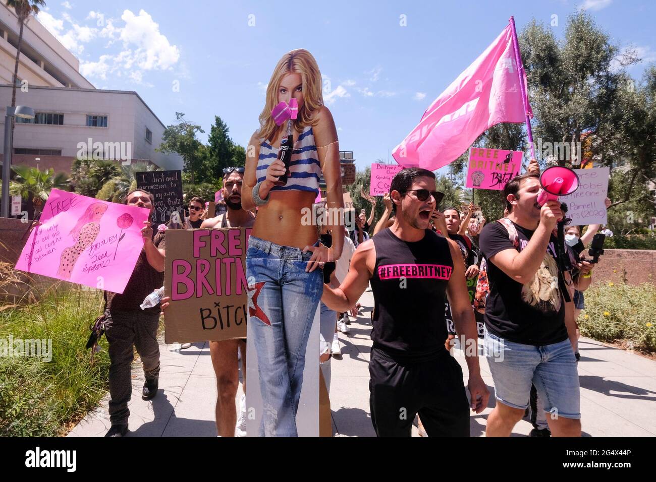 Los Angeles, Kalifornien, USA. Juni 2021. Fans und Anhänger von Britney Spears versammeln sich vor dem Bezirksgericht in Los Angeles während einer geplanten Anhörung im Fall der Konservatorialanwaltschaft von Britney Spears. Die Popsängerin Britney Spears forderte am 23. Juni einen US-Richter auf, eine umstrittene Vormundschaft zu beenden, die ihrem Vater seit 2008 die Kontrolle über ihre Angelegenheiten gibt. 'Ich will nur mein Leben zurück. Es sind 13 Jahre her und es ist genug, '' erzählte sie einer Gerichtsverhandlung in Los Angeles während einer emotionalen 20-minütigen Rede via Videolink. Kredit: Ringo Chiu/ZUMA Wire/Alamy Live Nachrichten Stockfoto