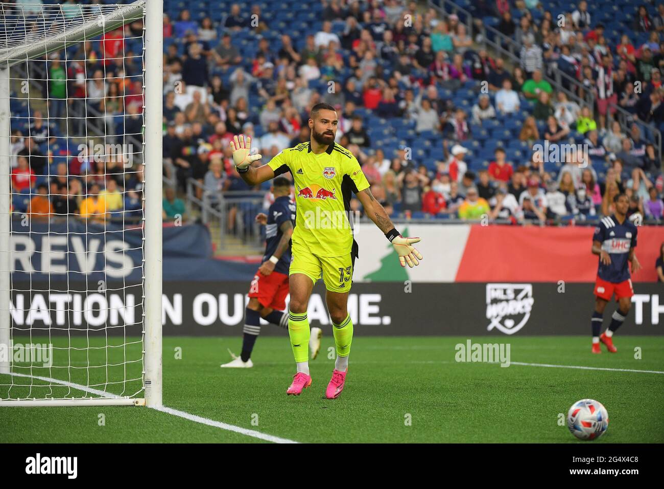 Foxborough Massachusetts, USA. Juni 2021. New York Red Bulls Torwart Carlos Miguel Coronel (13) im Spiel-Action während des MLS-Spiels zwischen New York Red Bulls und der New England Revolution im Gillette Stadium in Foxborough, Massachusetts. New England besiegt New York 3-2. Eric Canha/CSM/Alamy Live News Stockfoto