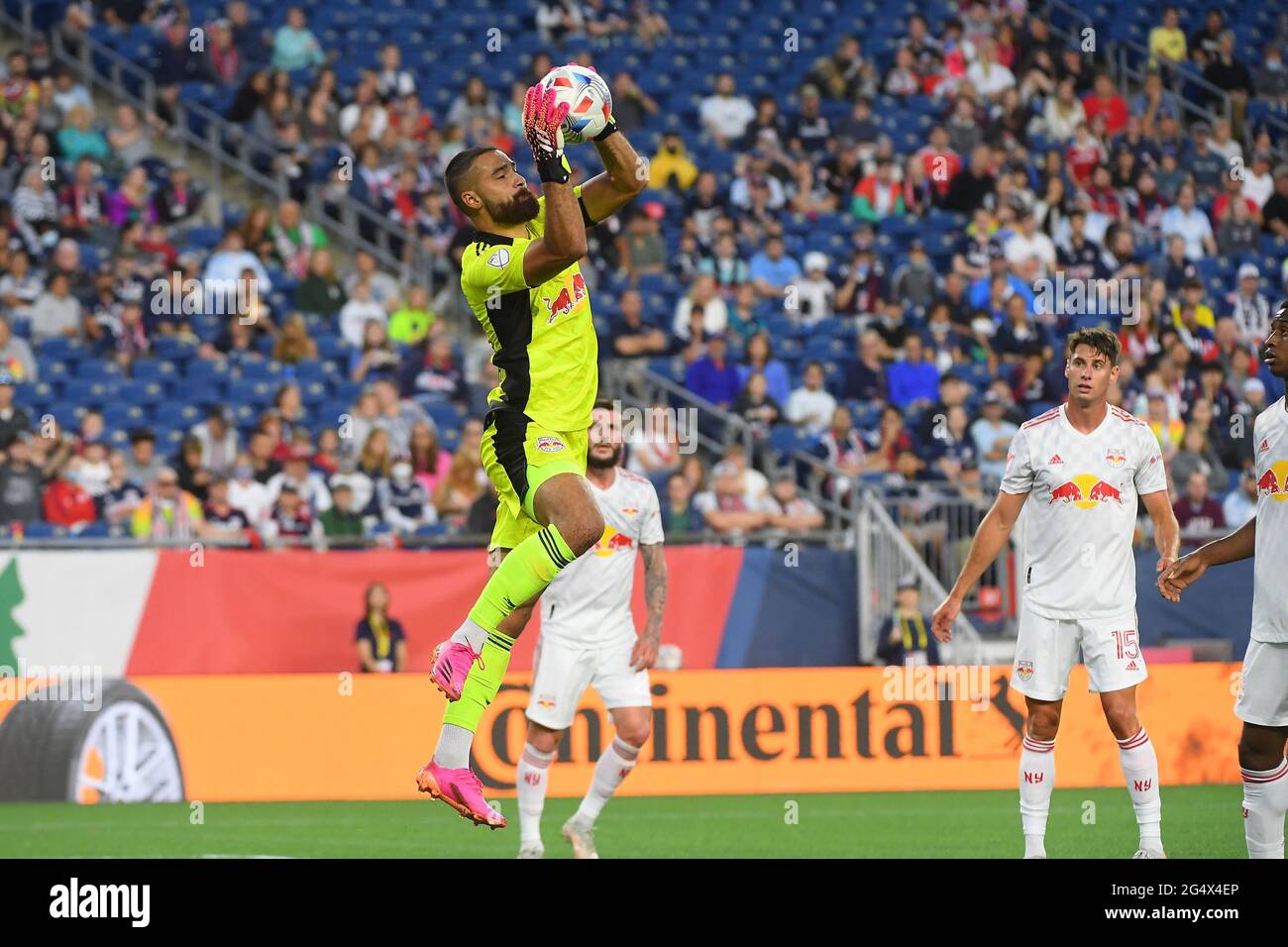 Foxborough Massachusetts, USA. Juni 2021. Der New Yorker Red Bulls-Torwart Carlos Miguel Coronel (13) rettet sich während des MLS-Spiels zwischen den New York Red Bulls und der New England Revolution im Gillette Stadium in Foxborough, Massachusetts. New England besiegt New York 3-2. Eric Canha/CSM/Alamy Live News Stockfoto