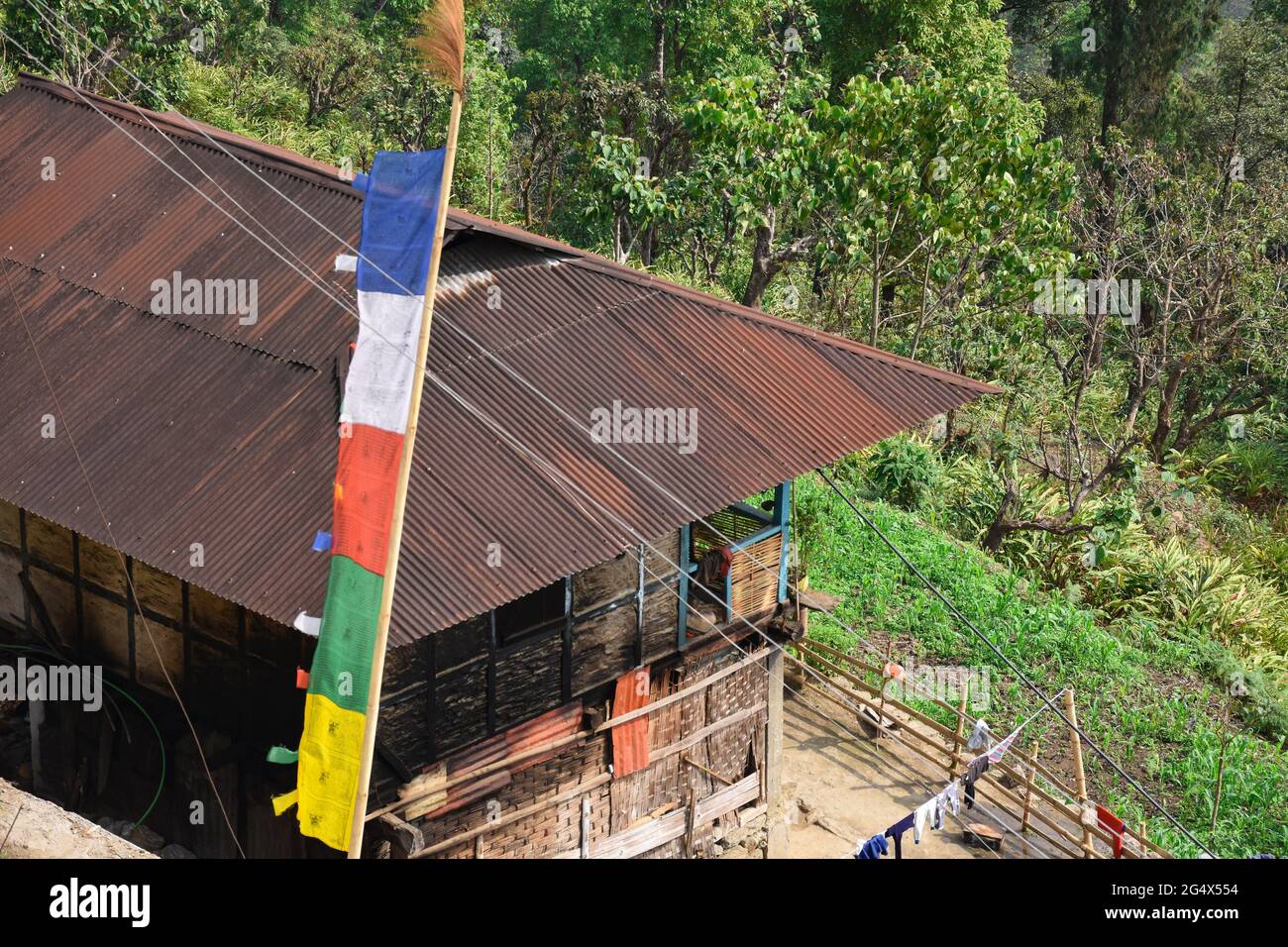 Luftaufnahme des roten Daches des Hauses und Gebetsfahne, große Kardamom-Farm. Stockfoto