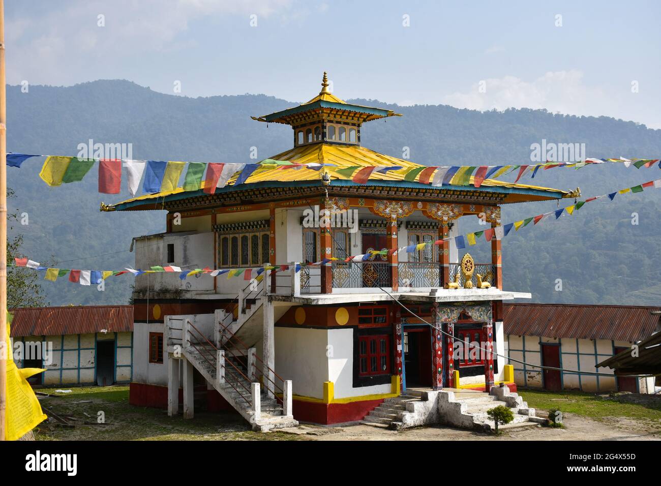 Schöne buddhistische Gumpa mit farbiger Gebetsfahne. Stockfoto