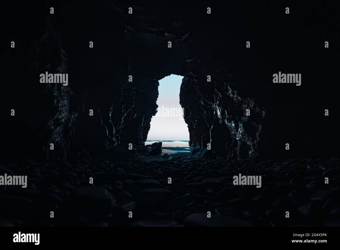 Innenraum der dunklen Höhle am Strand der Kathedralen Stockfoto