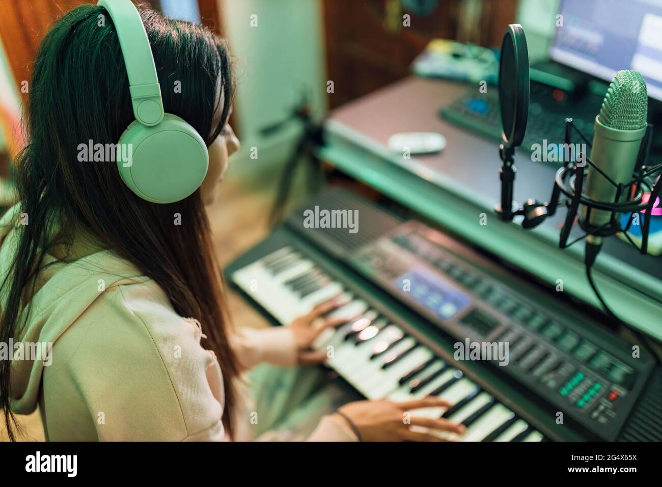 Musikerin spielt Klavier im Studio Stockfoto