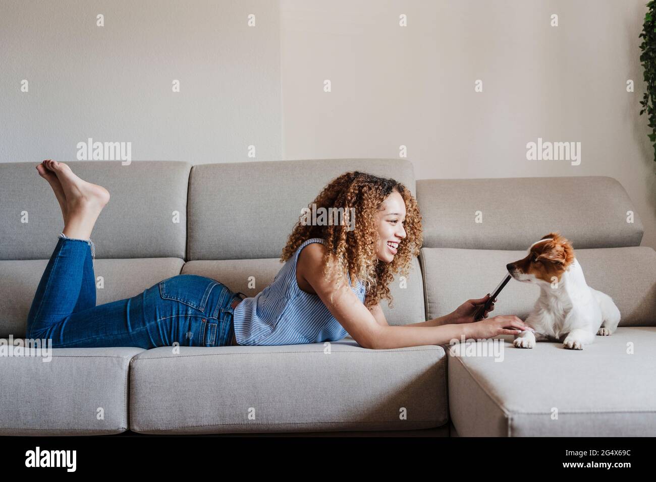 Lockiges zierliches Mädchen reitet Mann im Wohnzimmer Lockiges zierliches Mädchen reitet Mann im Wohnzimmer