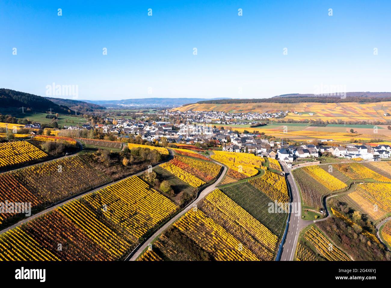 Deutschland, Rheinland-Pfalz, Hubschrauberlandeansicht des ländlichen Dorfes und der umliegenden Weinberge im Herbst Stockfoto