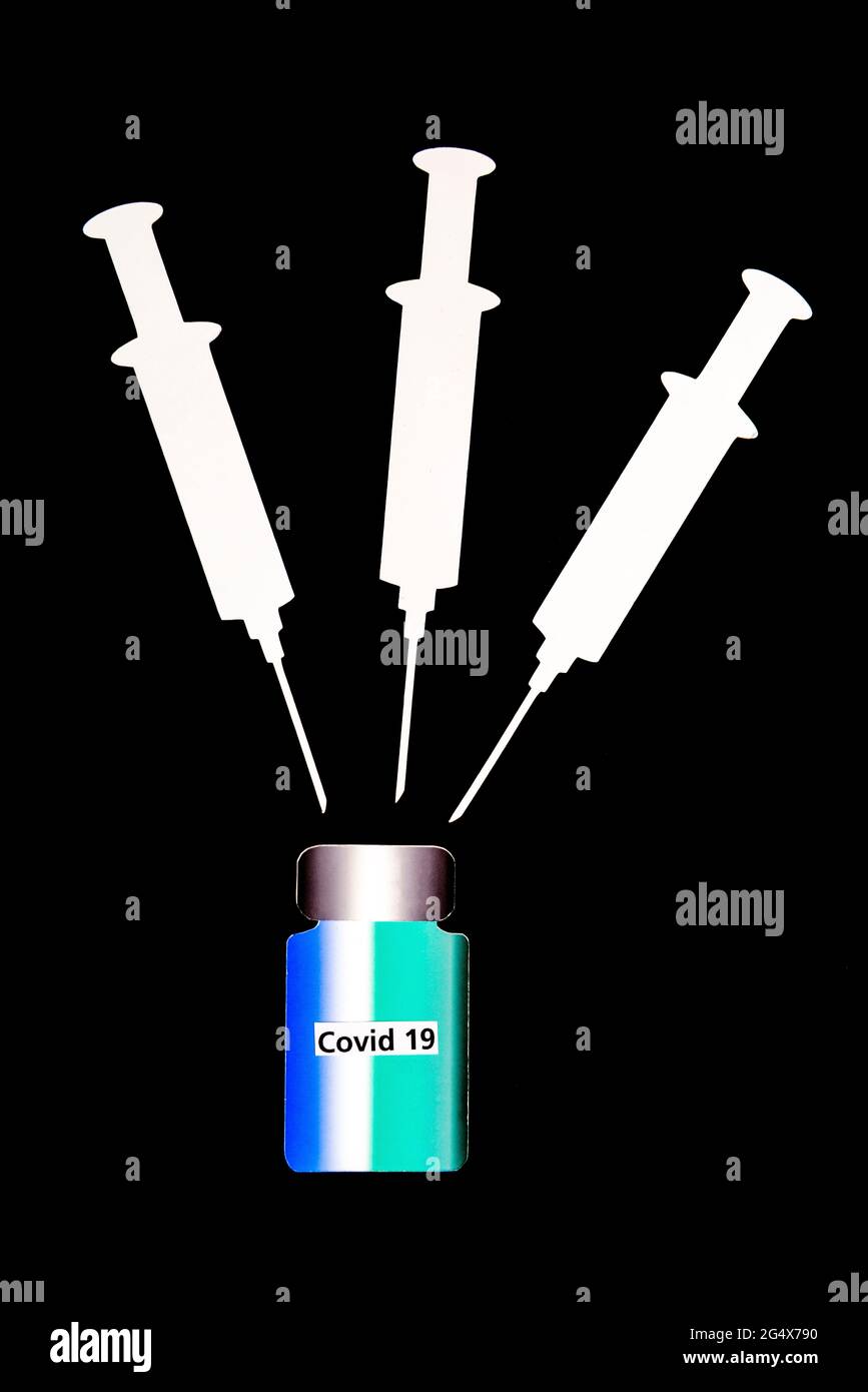 2D-Papierausschnitte von blankÂ-Spritzen und einer Flasche Impfstoff Stockfoto