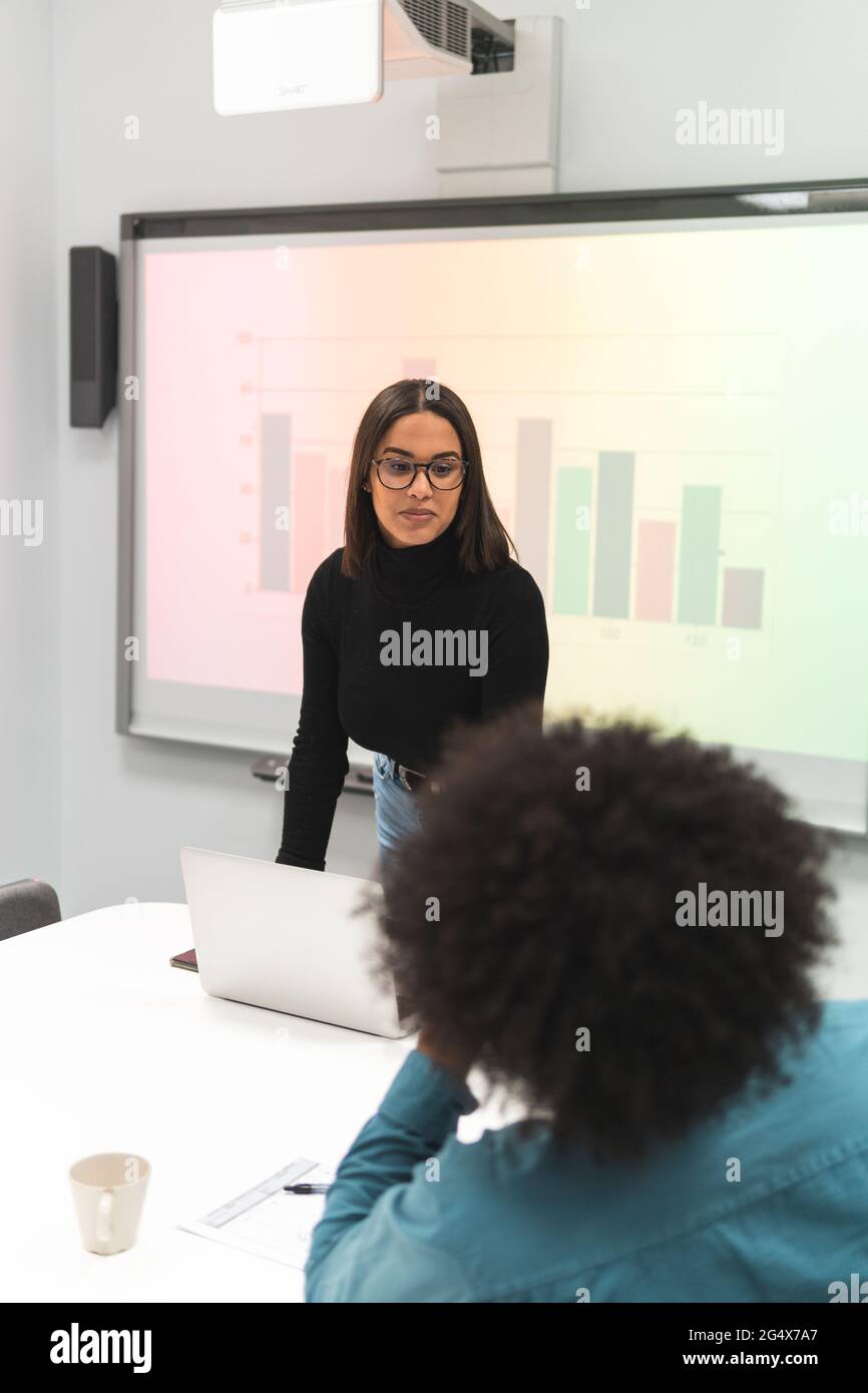 Weibliche professionelle Gespräche mit Kollegen im Büro Stockfoto Weibliche professionelle Gespräche mit Kollegen im Büro Stockfoto