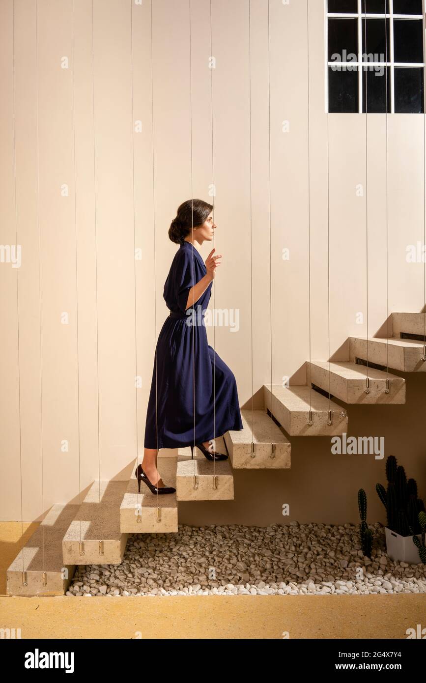 Frau, die auf der Treppe aufstieg Stockfoto